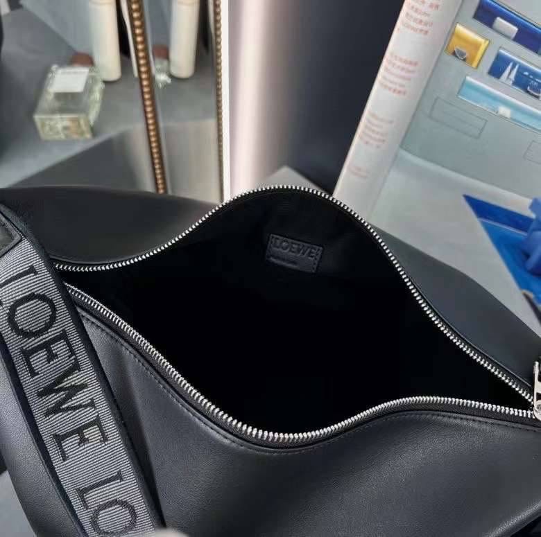 LOEWE Cubi leather crossbody bag / LOEWE IN SUPPLE SMOOTH CALFSKIN CUBI CROSSBODY BAG พร้อมส่ง **สินค้าเกรดท็อปออริจินอล 1:1 เกรดดีสุด สลับแท้ ใช้งานต่างประเทศได้