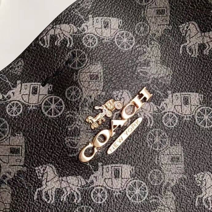 COACH TOWN BUCKET BAG WITH HORSE AND CARRIAGE PRINT ((2081-236)) 🔺กลับมาแล้ว ตามคำเรียกร้องค่ะ! กระเป๋าคล้องไหล่//สะพายข้างได้ วัสดุ pvc อย่างดี หนังนิ่มป่องพองตัวสวยงาม ลายรถม้าทั้งใบค่ะ ภายในกระเป๋าแบ่งเป็น2ช่องหลัก เปิดปิดแบบกระดุมแม่เหล็ก ภายใ
