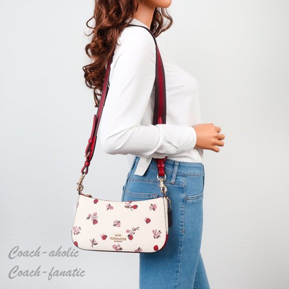 COACH C7973 JES BAGUETTE WITH LADYBUG FLORAL PRINT คอลเลคชั่นใหม่ล่าสุด พร้อมเสิร์ฟความสวยถึงบ้านเช่นเคย!! กระเป๋าสะพายทรงบาแกตต์ ดีไซน์ย้อนยุค ที่แอบแฝงความเรียบหรูดูแพงอยู่ในตัว โดดเด่นด้วยสายสะพายเส้นใหญ่ โทนสีคอนทราส ทำให้ไอเท็มนี้ดูมีลูกเล่นมากขึ้น ว