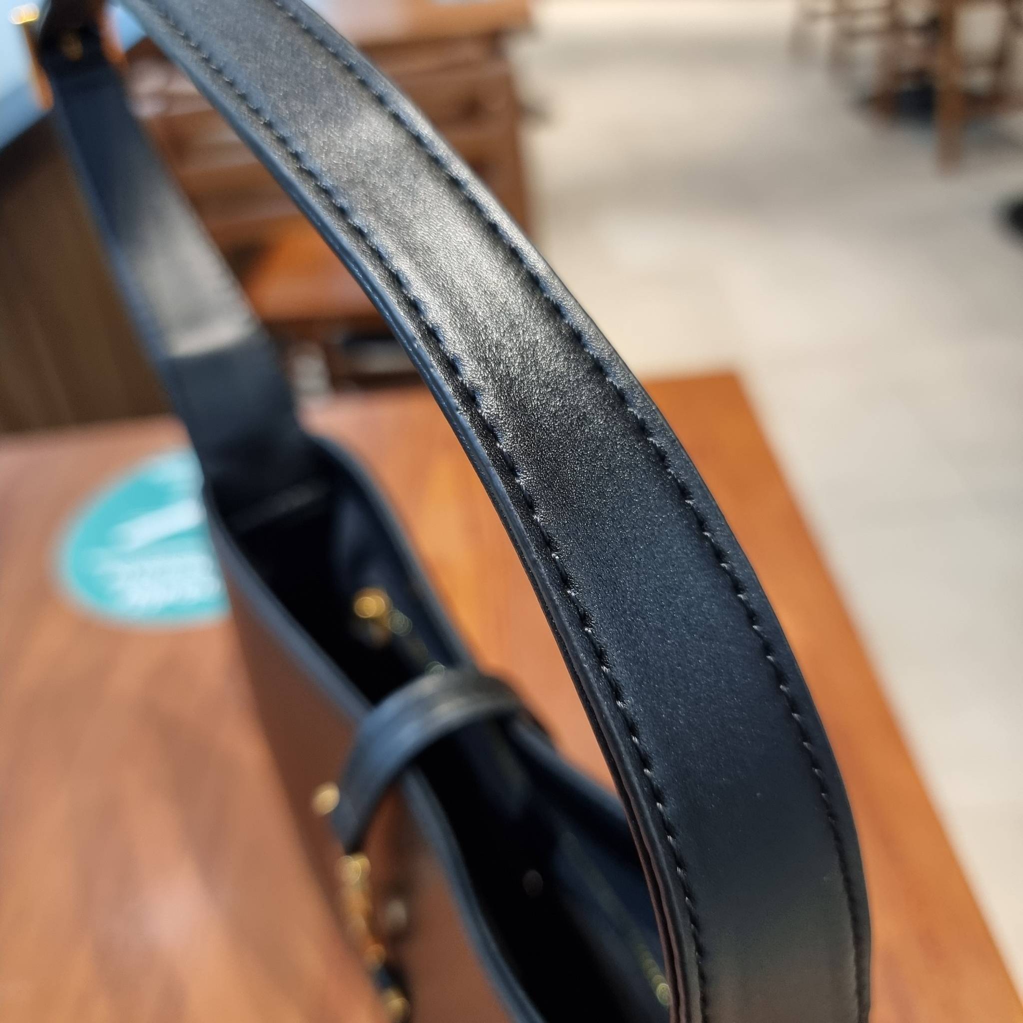 YSL LE 5 À 7 HOBO BAG IN SMOOTH LEATHER / Yves Saint laurent hobo bag กระเป๋าสะพายไหล่ ดีเทลหรู สวยครบทุกมุม ตอบโจทย์สาวๆทุกไลฟ์สไตล์ เพราะใช้งานได้ง่ายและสะดวก วัสดุหนังแท้ สัมผัสดีงาม น้ำหนักเบา ดูแพงที่สุด โดดเด่นด้วยโลโก้ สามารถเกี่ยวคล้องเพื่อล็อคปิด