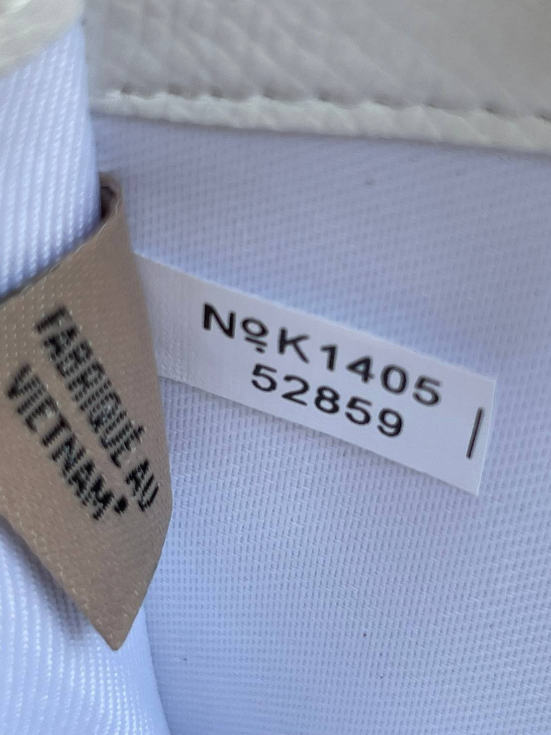 COACH F54630 ACCORDION ZIP WALLET IN SIGNATURE เป็นกระเป๋าสตางค์ที่เหมาะกับการใช้งาน นอกจากเพิ่มความมั่นใจแล้ว ยังทำให้ชีวิตของเราง่ายขึ้นอีกด้วย โดยการเปิดปิดแบบซิปรอบ สามารถใส่ธนบัตร เหรียญ บัตรต่างๆได้หลายใบเลยทีเดียว ขนาดของกระเป๋าสามารถถือแทนกระเป๋าค