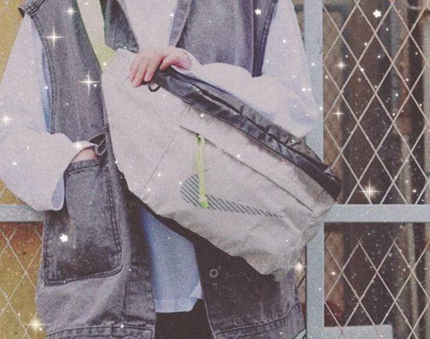 Nike Tech Hip Pack Winterized กระเป๋าnikeทรงคาดอกรุ่นใหม่ชนช้อป ทรงสวย ใบใหญ่สไตล์สปอร์ต ใส่อุปกรณ์กีฬาและพกพาได้อย่างสบายใจ แบ่งเป็นช่องซิปใช้งานทั้งหมด3ช่อง ด้านหน้า ด้านบนและด้านหลัง สามารถแยกของได้เป็นสัดส่วน สายปรับได้ฟรีไซส์ ดีไซน์โลโก้แบรนด์ด้านหน้