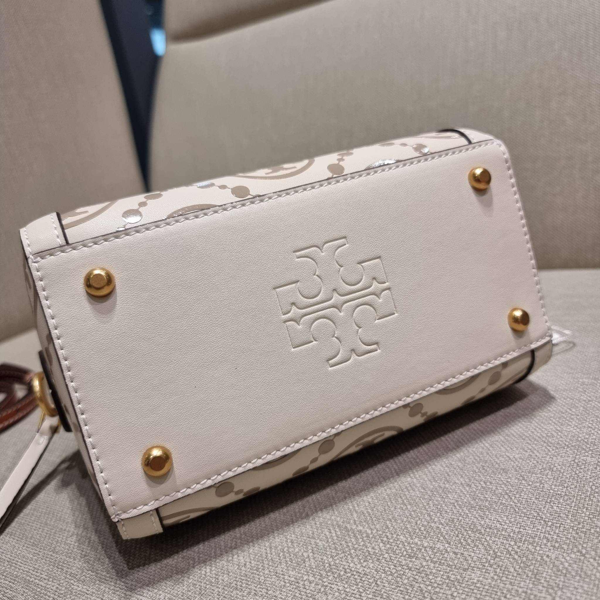 TORY BURCH T MONOGRAM MINI EMBOSSED WINE BUCKET BAG คอลเลคชั่นใหม่ กับกระเป๋าสะพายทรงยอดนิยม ในไซส์มินิ ดีไซน์ใหม่ล่าสุด สวยลูกคุณหนู หรูหรา!! ด้วยดีเทลผิวลายนูนลวดลายเอกลักษณ์ วัสดุหนังแท้ มีหูจับในตัว สีโทนอุ่นขับผิว สะดวกใช้ไปอีก และมีสายสะพายข้าง ปรับ