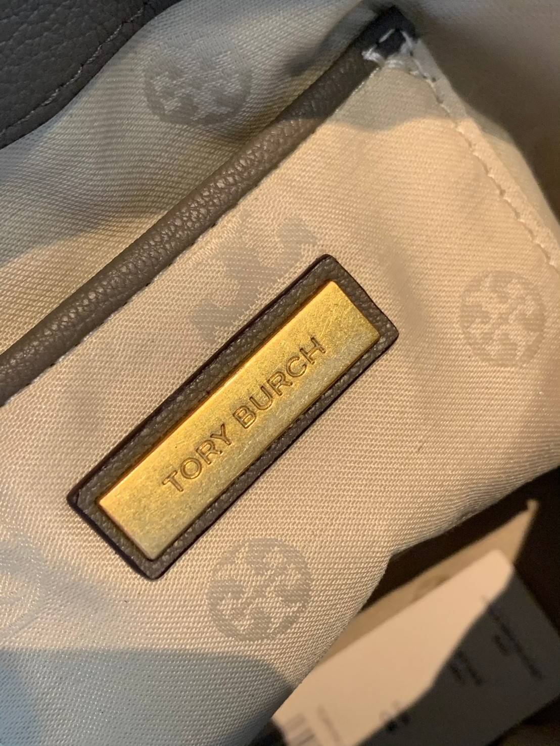 น้องสวยเกินเบอร์ คุณภาพแน่น จำนวนจำกัด! TORY BURCH MINI WILLA BUCKET BAG พร้อมส่งที่ไทย แนะนำต้องมีค่า กระเป๋าทรงจนมจีบ หนังแกะแท้((หนังแกะจะมีคุณภาพดีและแพงกว่าหนังวัวนะคะ)) ลายหนังสวย เดินด้ายลายนวม สัมผัสแล้วสาวๆหลงรักแน่นอนค่าา