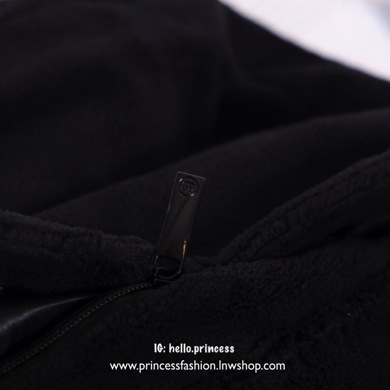 Chanel Beaute Crossbody Bag กระเป๋าสะพาย VIP GIFT ของแท้ จาก Chanel Cosmetic แท้💯 วัสดุขนวูลหนานุ่ม ตัดโลโก้แบรนด์หนังสีขาวสวยโดดเด่น น้ำหนักเบา เปิดปิดด้วยฝาปิดกระดุมแม่เหล็ก ใบใหญ่กำลังดี ใส่ iPad, กระเป๋าสตางค์ใบยาว, และของจุกจิกได้เยอะ มาพร้อม