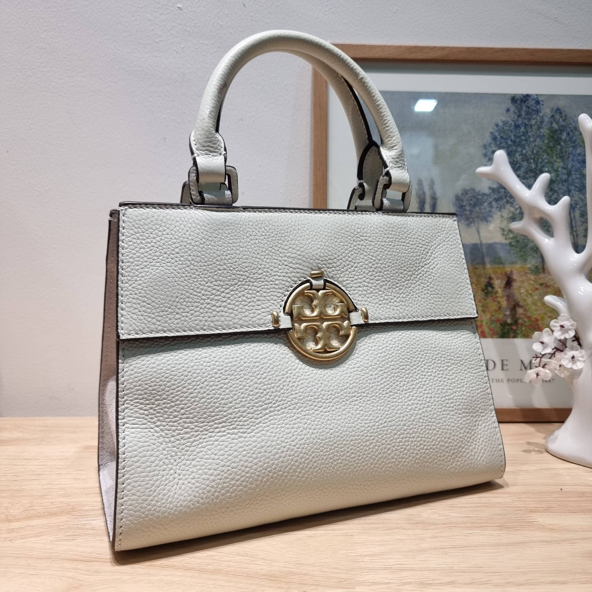 TORY BURCH MILLER TOP HANDLE SATCHEL ใหม่ล่าสุด กับกระเป๋าสะพายรุ่นยอดนิยม ที่มาในดีไซน์ top handle ให้สะดวกใช้ได้มากขึ้นด้วยหูจับในตัว โดดเด่นด้วยโลโก้สีทอง ด้านหน้าและด้านหลังมีช่องเปิดเก็บของได้