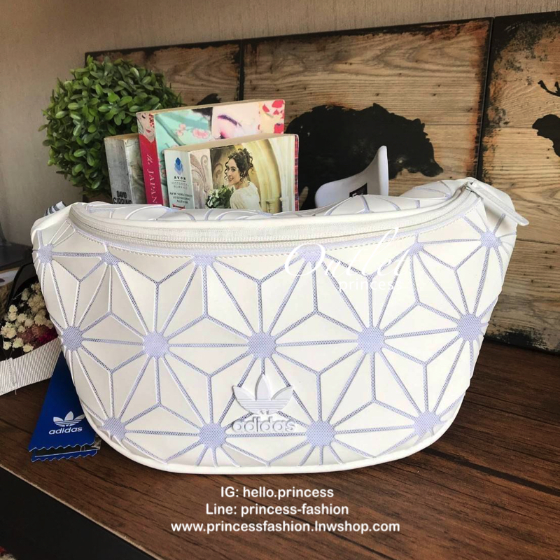 Adidas Originals 3D Mini Airline (ISSEY MIYAKE Style Shoulder Bag) กระเป๋าสะพายสไตล์สปอร์ตแบบคาดเอวคาดอกรุ่นใหม่ดีไซน์สุดฮิตสไตล์ ISSEY MIYAKE ใช้ได้ทั้งชายและหญิง ขนาดกำลังดี น้ำหนักเบา ด้านหน้าประดับโลโก้แบรนด์ เปิดปิดด้วยซิปสะดวกใช้อะไหล่ปั้มแบรนด์สวยด