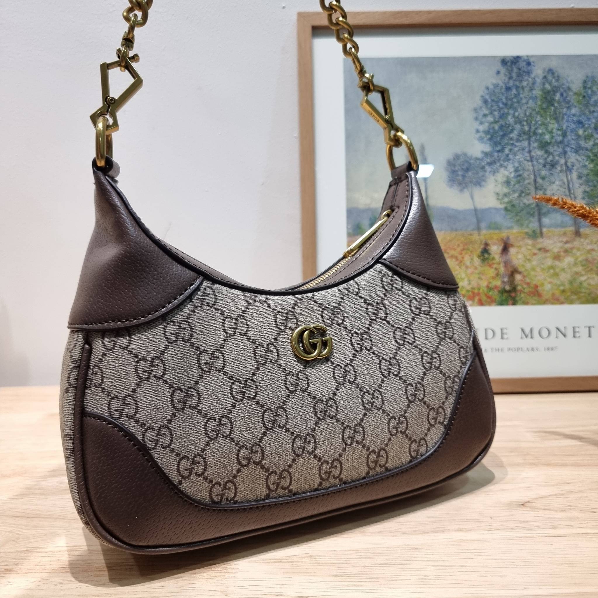 GUCCI Aphrodite small shoulder bag / GC crossbody pouch bag กระเป๋าสะพายทรงคลาสสิค ดีไซน์ย้อนยุคผสานความโมเดิร์นด้วยรูปทรงพอช ที่ใช้งานได้ทุกสไตล์ วัสดุหนังแคนวาส ทนทาน ภายในกระเป๋าเป็นช่องโล่ง สายสะพายมีลูกเล่นหลากหลาย มีให้ทั้งแบบโซ่คล้องไหล่ สายหนังที่