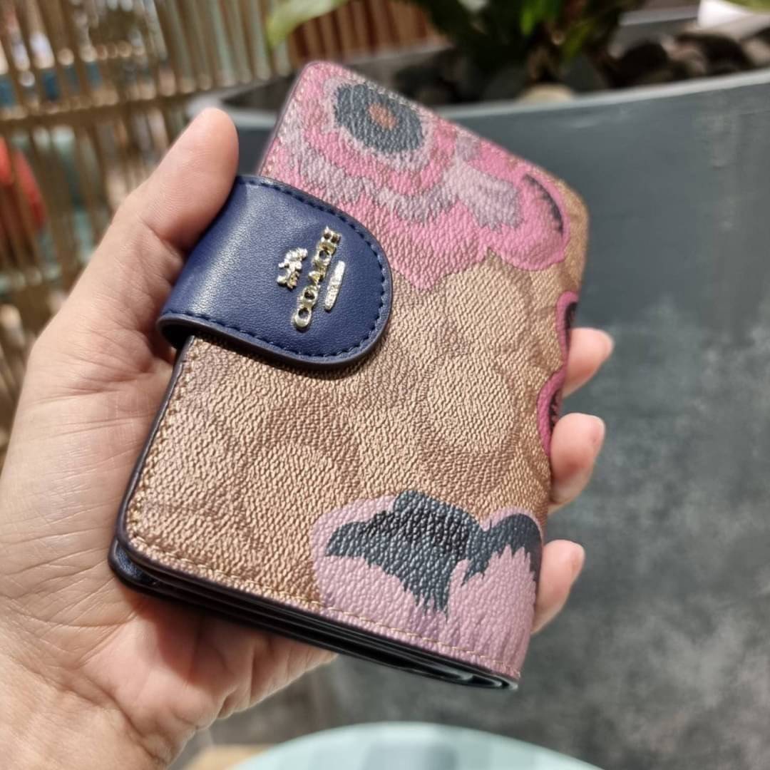 COACH C3375 MEDIUM CORNER ZIP WALLET IN SIGNATURE CANVAS WITH DAISY PRINT ดีไซน์ใหม่ล่าสุด!! คอลเลคชั่นลายพริ้นท์ เพิ่มลูกเล่นให้กระเป๋าสตางค์ของคุณ กับกระเป๋าสตางค์ใบกลาง ขนาดกำลังเหมาะมือ วัสดุหนังแคนวาส ดูแลรักษาง่าย มีช่องใส่บัตรและธนบัตรครบ และช่องซิ