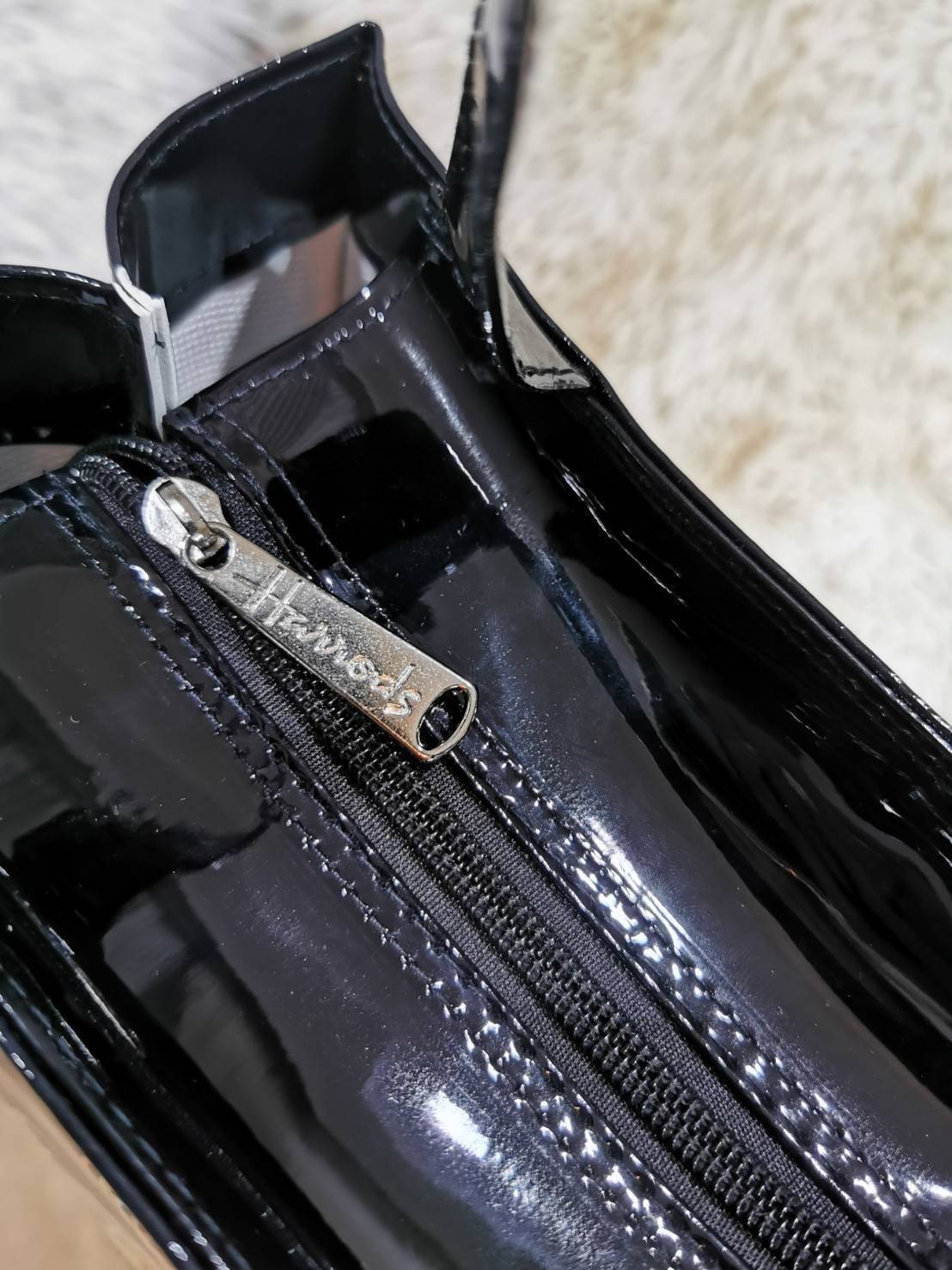 Harrods London Top-handle Shopping Bag (Large) กระเป๋า Shopping แบรนด์ดังจากอังกฤษไอเท็มยอดนิยมวัสดุ PVC+Polyester 100% ของแท้เนื้อหนาอยู่ทรงกันน้ำ ขนาดใหญ่กำลังดี รุ่นนี้ใส่เอกสาร A4 ได้ค่ะ เปิดปิดด้วยซิปสะดวกใช้ หัวซิปโลโก้แบรนด์อะไหล่เงินสวยดูดีภายในกว