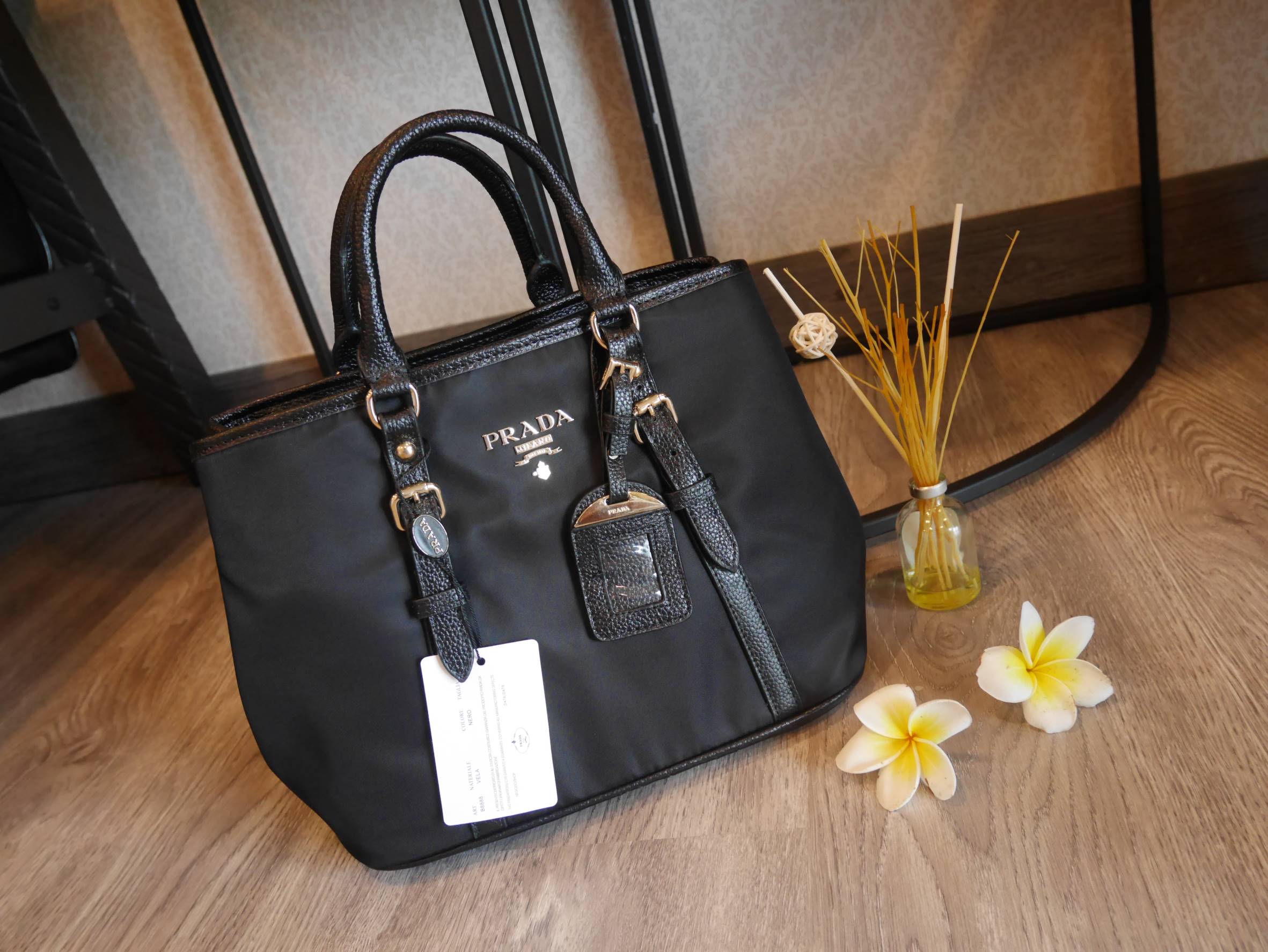 สาวๆที่มองหา กระเป๋าสะพายสวยเก๋ *ที่ใช้ได้สองทรง ทางร้าน ขอแนะนำค้า งานพรีเมี่ยมกิ้ฟ จากเคาเตอร์ต่างประเทศค่ะ รุ่น Limited edition ค่า กระเป๋าสะพาย จากแบรนด์ PRADA เป็น กระเป๋าผ้าไนล่อน สลับหนัง สะพายไหล่ได้ สามารถปรับระดับที่สายสะพายไหล่ได้ และสามารถปรับ