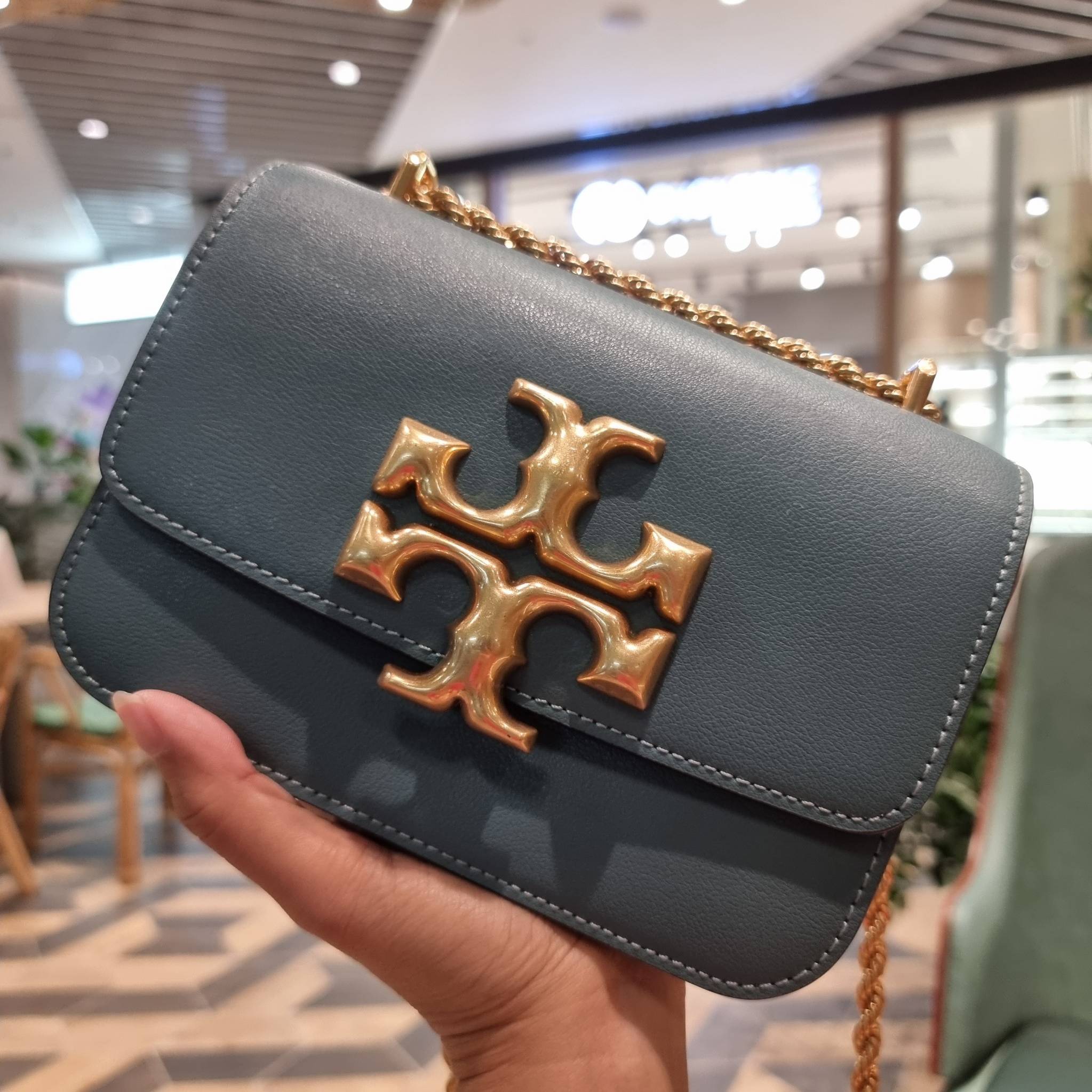 TORY BURCH ELEANOR TEXTURED SMALL CONVERTIBLE SHOULDER BAG สีใหม่!! ฮอตไอเท็ม รุ่นนี้ขายดีขายหมด สวยหรู คุณหนู ผู้ดี!! หายากมาก กระเป๋าสะพายข้าง ดีไซน์อยู่ทรง ขนาดกำลังสะดวกใช้สำหรับสาว วัสดุหนังแท้เต็มใบ ผิวมีเทกเจอร์ อัพเวลความหรู สีทูโทน เปิด-ปิดด้วยแถ