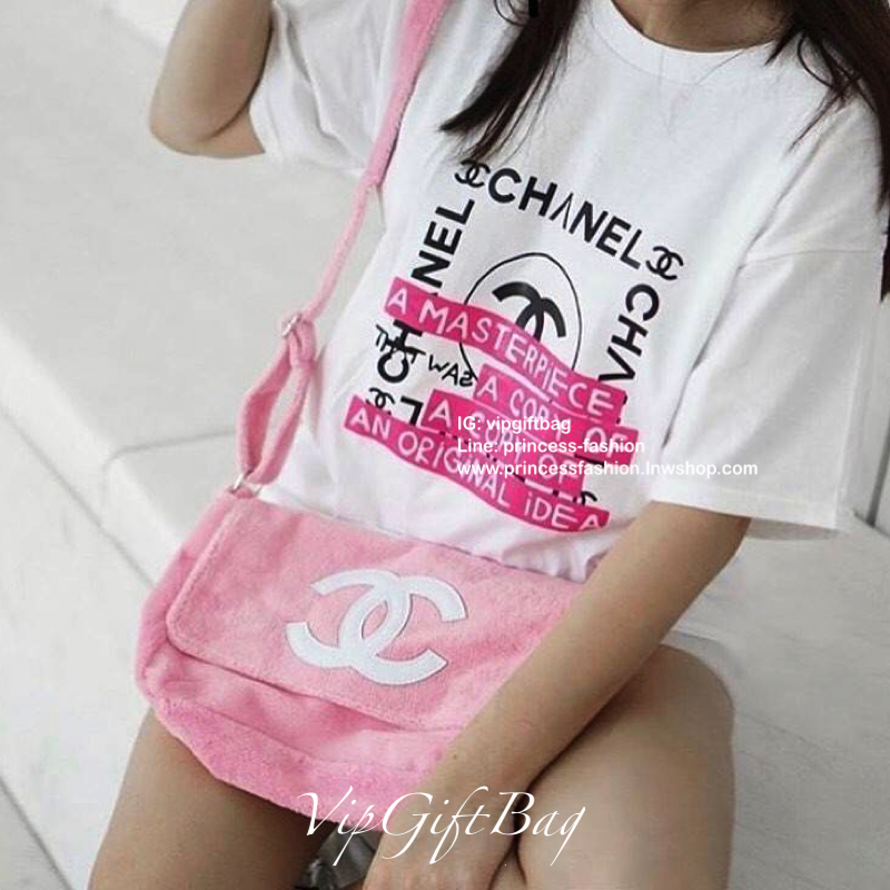 ชมพู MUST HAVE ITEM 2019 !! รุ่นยอดฮิตของ **วัยรุ่นสายสตรีท ทั่วโลก จากงาน CHANEL VIP GIFT **ของแท้100% **มีป้ายNOTFORSALE เป็นกระเป๋า ใบสวยรุ่นหายาก ขนาดกำลังดี ใช้ได้ทั้งหญิงชายเลยค่ะ ขนเฟอร์นิ่มมากกก เก็บของอย่างดี น้ำหนักเบา ด้านในมีช่องใส่ของจุกจิก M