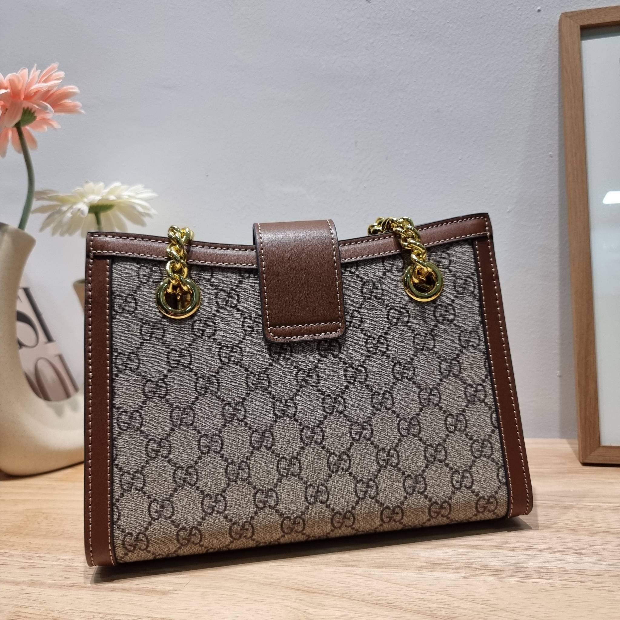 GUCCI padlock shoulder bag กระเป๋าสะพายไหล่ สวยผู้ดี ทรงดี ใช้งานง่าย วัสดุหนังแคนวาส ปากกระเป๋ามีแถบหนังคาดและอะไหล่กดล็อค โดดเด่นและเพิ่มความหรู