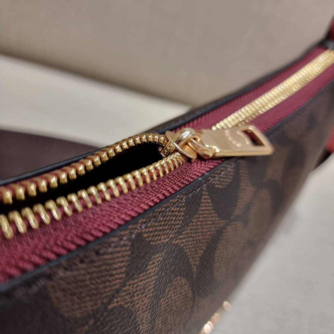 COACH C7264 C6823 C6817 JES BAGUETTE IN SIGNATURE CANVAS คอลเลคชั่นใหม่ล่าสุด พร้อมเสิร์ฟความสวยถึงบ้านเช่นเคย!! กระเป๋าสะพายทรงบาแกตต์ ดีไซน์ย้อนยุค ที่แอบแฝงความเรียบหรูดูแพงอยู่ในตัว โดดเด่นด้วยสายสะพายเส้นใหญ่ โทนสีคอนทราส ทำให้ไอเท็มนี้ดูมีลูกเล่นมาก