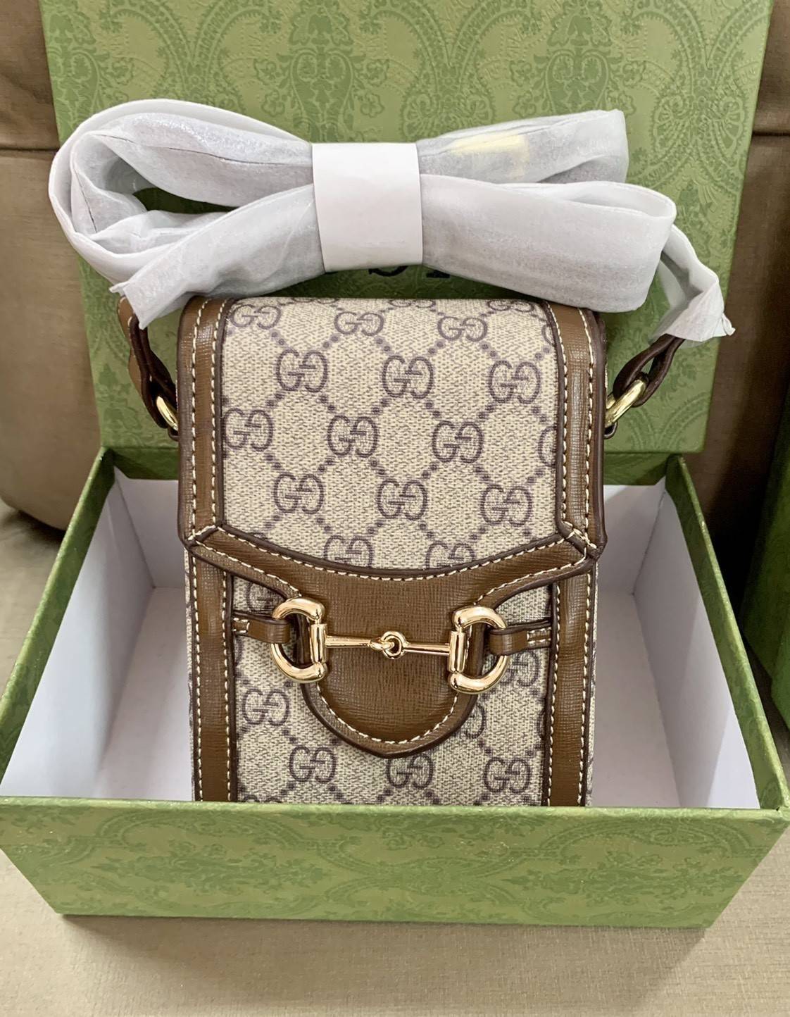 Gucci Horsebit 1955 Phone Bag with Strap กระเป๋าสะพาย กระเป๋าใส่โทรศัพท์ งานแฟชั่นคลาสสิก หนังผสมวัวแท้สีน้ำตาล อะไหล่สวย ดีไซต์สัญลักษณ์วงแหวนตามแบบฉบับ GG มาพร้อมกล่องแบรนด์และสายสะพายยาวที่สามารถปรับระดับได้ พร้อมส่งให้สะพาย สวยๆ กันแล้ววันนี้ ใบนี้ mu