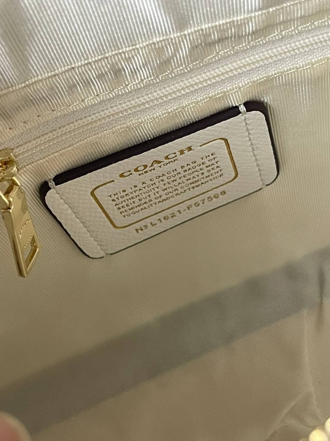 Coach Perry Tote Classic Bag F57568 รุ่นใหม่ล่าสุด กระเป๋ารูปทรงสี่เหลี่ยมสุดคลาสสิก เป็นกระเป๋าอเนกประสงค์ที่สามารถใช้ได้แทบทุกโอกาส ไม่ว่าจะไปเรียน, ไปทำงาน, ไปเที่ยว หรือแม้แต่ไปชอปปิง ด้วยขนาดที่กำลังดี ไม่ใหญ่เทอะทะ แต่ก็ไม่เล็กจนเกินไป มาพร้อมหูหิ้ว