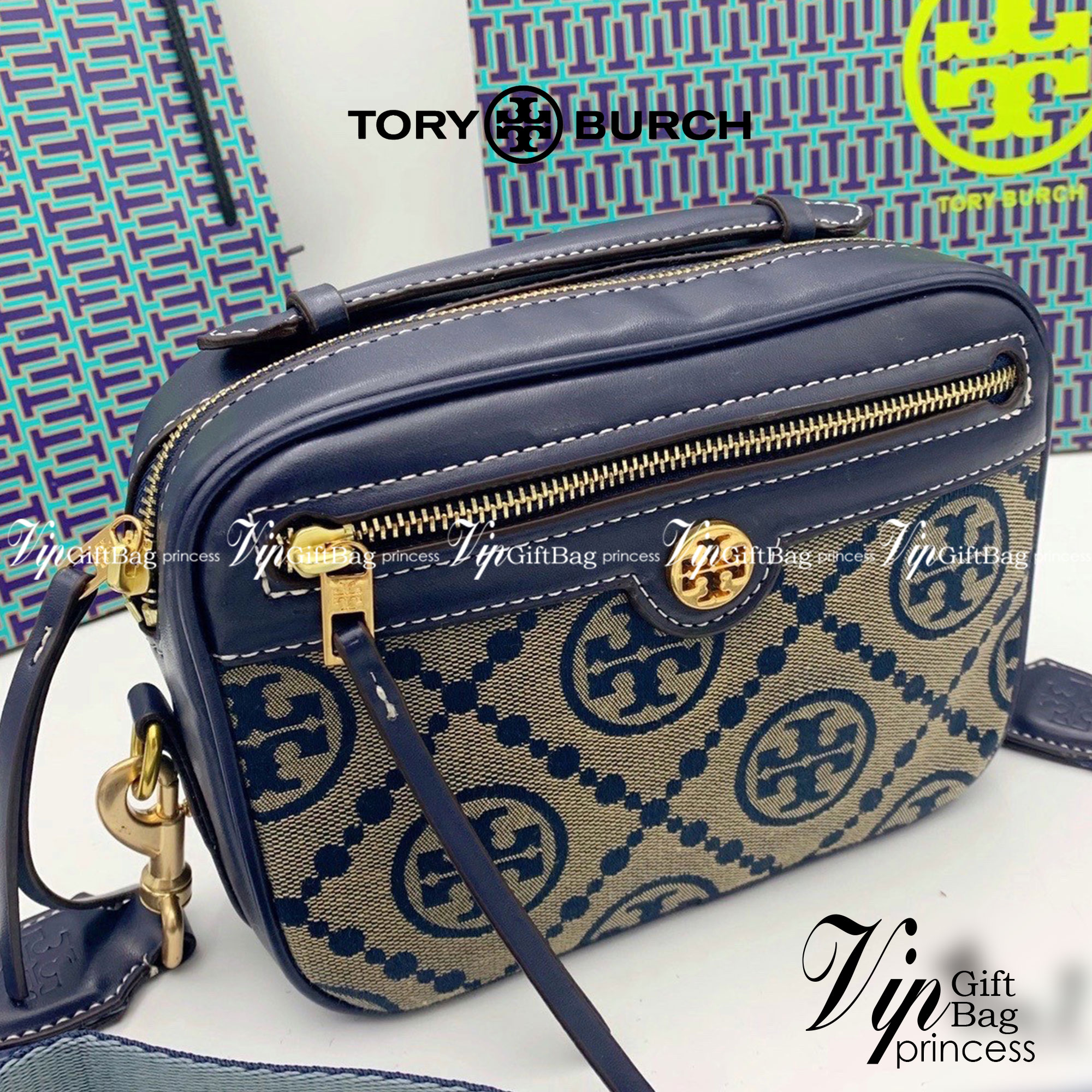 TORY BURCH T MONOGRAM JACQUARD CAMERA BAG กระเป๋าสะพาย Crossbody วัสดุหนังวัวแท้ การออกแบบเรียบง่าย ยังคงความหรูหราเอาไว้ โดดเด่นด้วยลวดลาย T Monogram มาพร้อมสายสะพายยาวแบบสปอร์ต ถอดออกได้ สายปรับระดับได้ ตอบสนองการใช้งานได้ดี มีหูหิ้วด้านบนสามารถใช้งานได