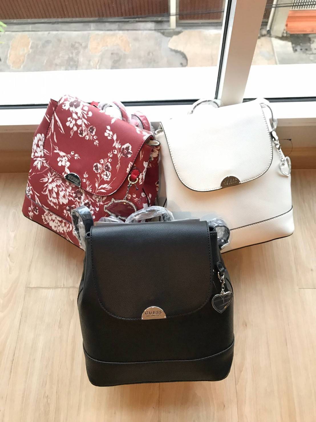 GUESS CASSIA LOGO BACKPACK รุ่นใหม่ชนช้อป!! กระเป๋าเป้สะพายขนาดกลาง ตั้งอยู่ทรงสวย เปิดปิดด้วยกระดุมแม่เหล็ก ขยายปากกระเป๋าได้ด้วยกระดุมทั้ง2ด้าน ภายในบุผ้ามีลายsignatureแบรนด์ มีช่องซิปแยกจากช่องใหญ่ ด้านหลังมีช่องซิปเพิ่มใช้งานได้จริง สายสะพายปรับความยา