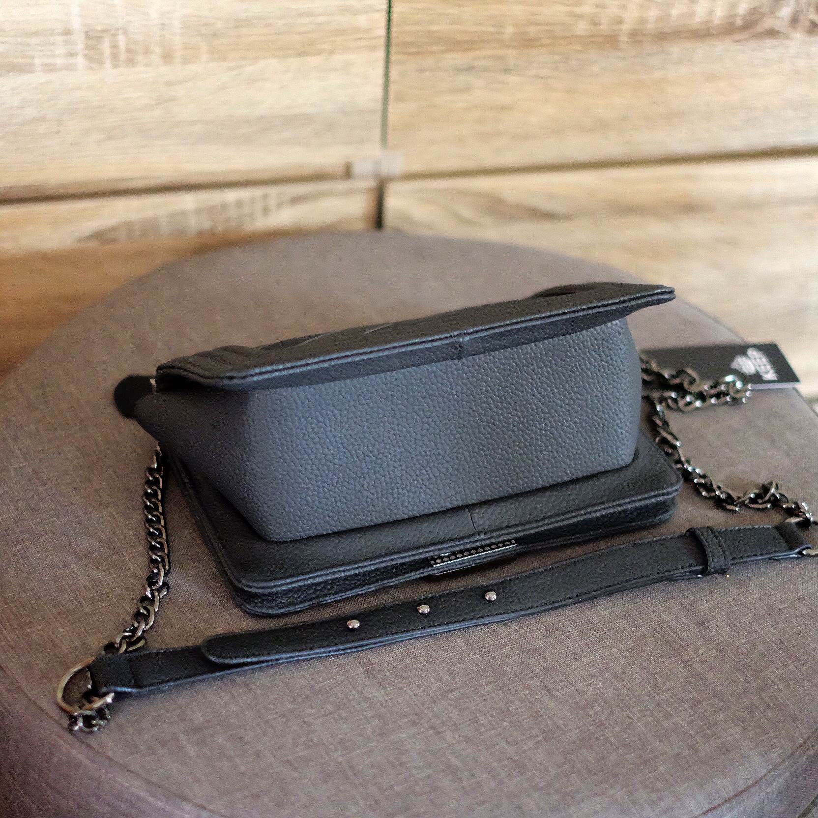 สินค้าเข้าใหม่ งานขายดี 🛍ทางร้าน ได้กระเป๋า จากแบรนด์ KEEP chain handbag สวย หรู มากๆ เลยน๊า กระเป๋าอยู่ทรง หนังแกะนิ่มมากคะ สายโซ่ มีที่รองไหล่ สะพายสบายคะ สายปรับ สั้น ยาวได้คะ ใบจริงสวยมาก เข้ากับชุดได้ง่ายมากๆ ถือหรือสะพายได้2แบบเลยค่า