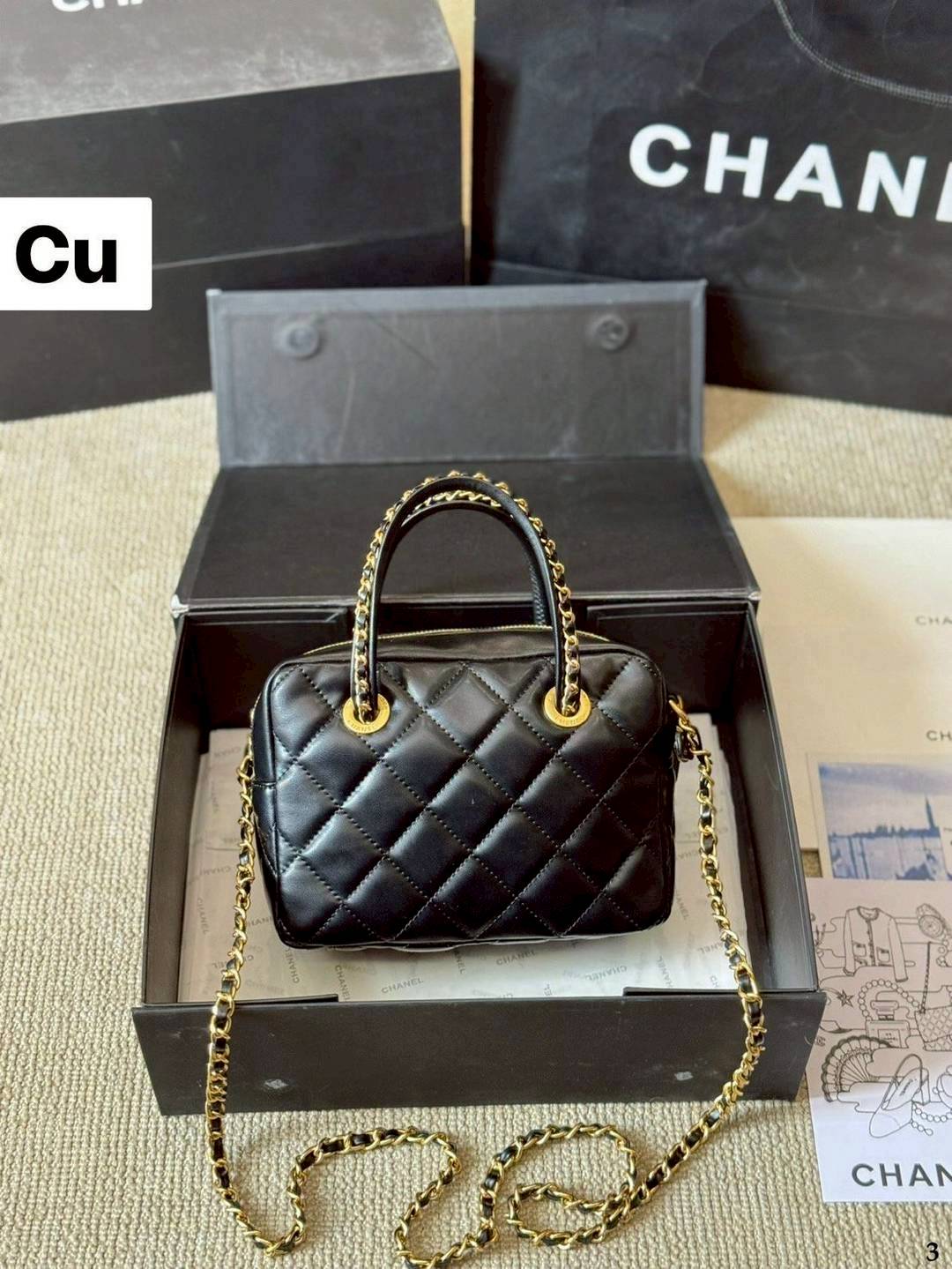 Chanel 25C Mini Bowling Bag กระเป๋าสะพายไซส์มินิน่ารักและสุดลัคชู หรูหราเกินเรื่อง โทนสีดำคลาสสิก พร้อมหูจับร้อยโซ่สีทอง ขนาดกำลังสวย รูปทรงคลาสสิคใช้งานได้สะดวก