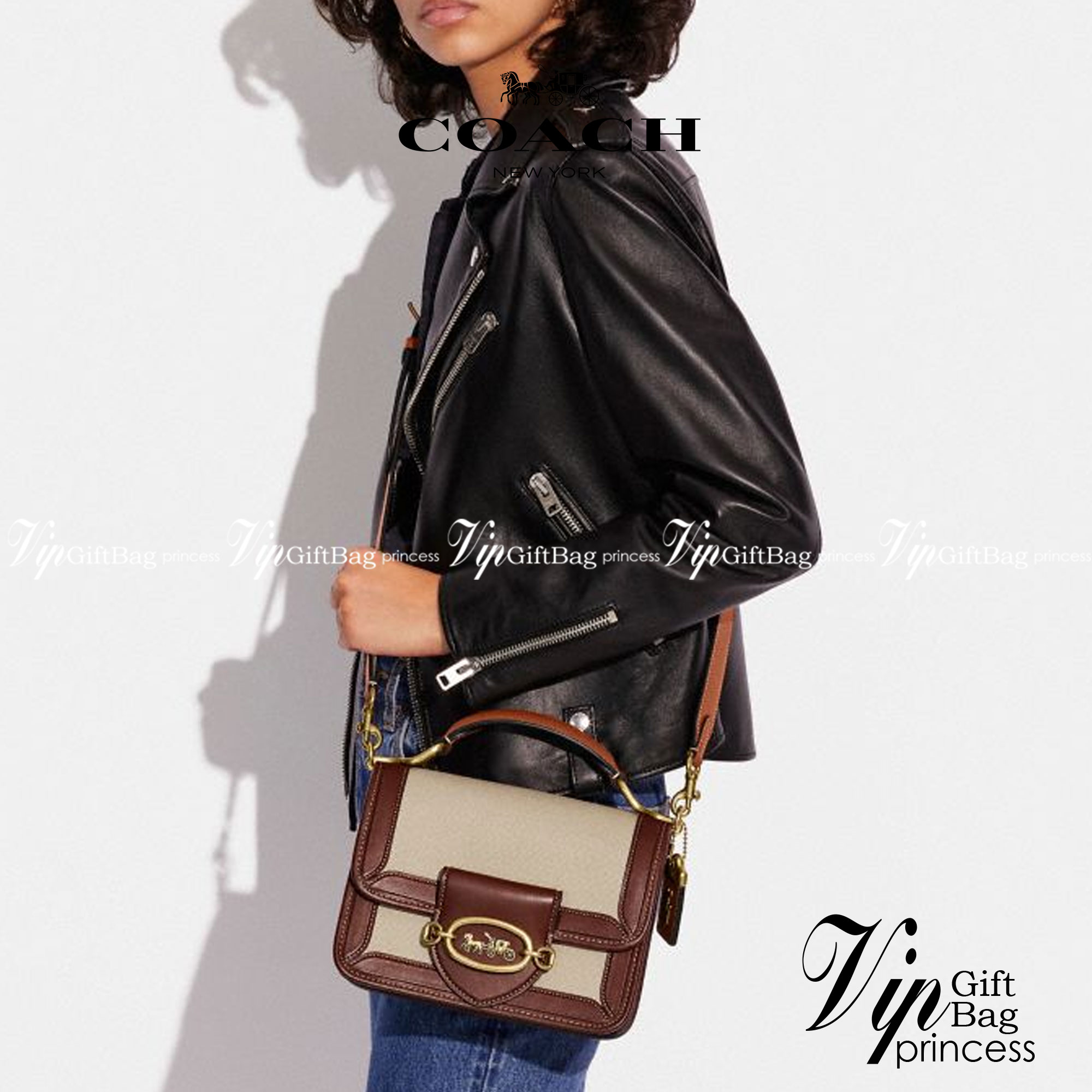 COACH C8449 HERO SHOULDER BAG / COACH C8450 HERO SHOULDER BAG IN SIGNATURE CANVAS ดีไซน์ใหม่ล่าสุด ที่มาพร้อมความหรูยกระดับ กระเป๋าถือ/สะพายข้าง ออกแบบทรงสวย คลาสสิค ขนาดกำลังพอดี ไม่ว่าจะถือ หรือสะพายสายครอส ก็ดูดีแบบไม่ต้องแต่งเติม วัสดุหนังแท้เต็มใบ ฝา