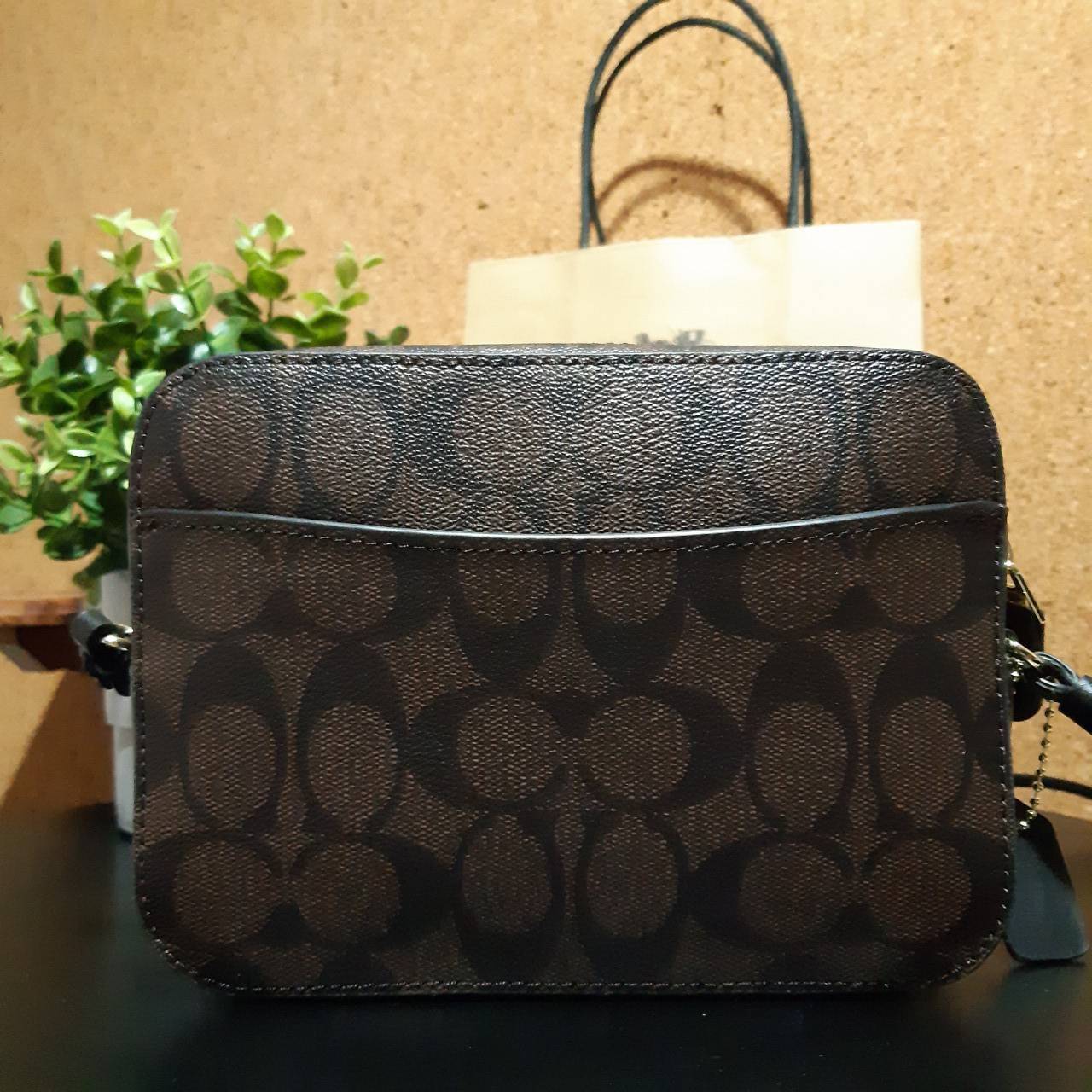 COACH 91677 MINI CAMERA BAG IN SIGNATURE CANVAS ขายดีที่สุด!! กระเป๋าสะพายข้างไซส์มินิ คลาสสิคอยู่ทรง อะไหล่ทองตัดดูหรู วัสดุหนังแคนวาสเคลือบลาย เปิด-ปิดด้วยซิป สายสะพายปรับได้ตามตัว ใบนี้แมทช์ได้ทุกลุค ใช้เป็น everyday bag ได้สบายๆเลยจ้า