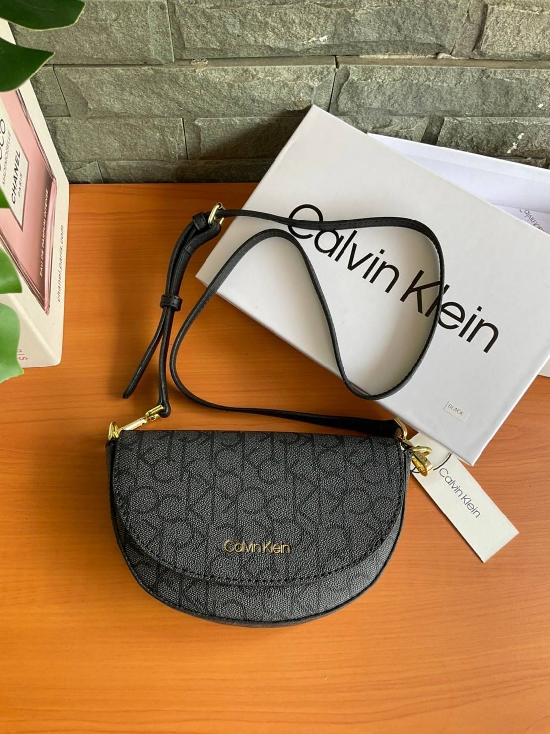 ของแท้ 💯% Calvin Klein Monogram Crossbody Bag กระเป๋าสะพายทรงครอสบอดี้ กระเป๋าคลัทช์ ทรงครึ่งวงกลม ขนาดน่ารัก ลายโมโนแกรมรอบใบ