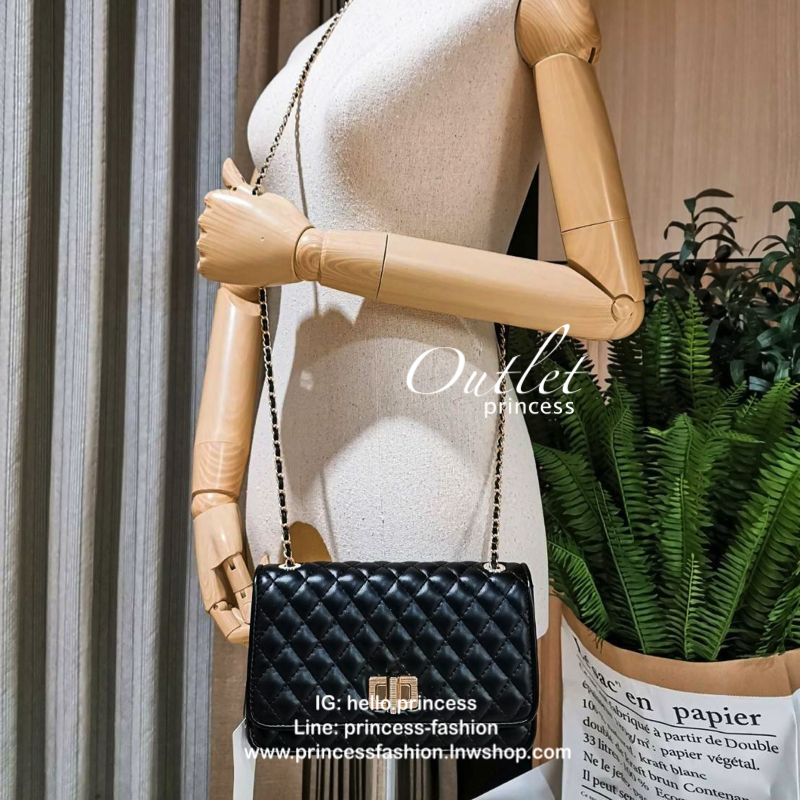 BEST SELLER! CHARLES & KIETH MINI CLUTCH BAG กระเป๋าสะพายทรงคลัชรุ่นยอดนิยมดีไซน์คลาสสิควัสดุหนังนิ่มลายตารางสวยอยู่ทรงขนาดมินิสไตล์ Chanel เปิดปิดด้วยตัวล๊อคแบบบิดอะไหล่ทอง ด้านหลังประดับโลโก้แบรนด์สวยดูดี มาพร้อมสายสะพายโซ่ร้อยหนัง Crossbody ได้สามารถซ้