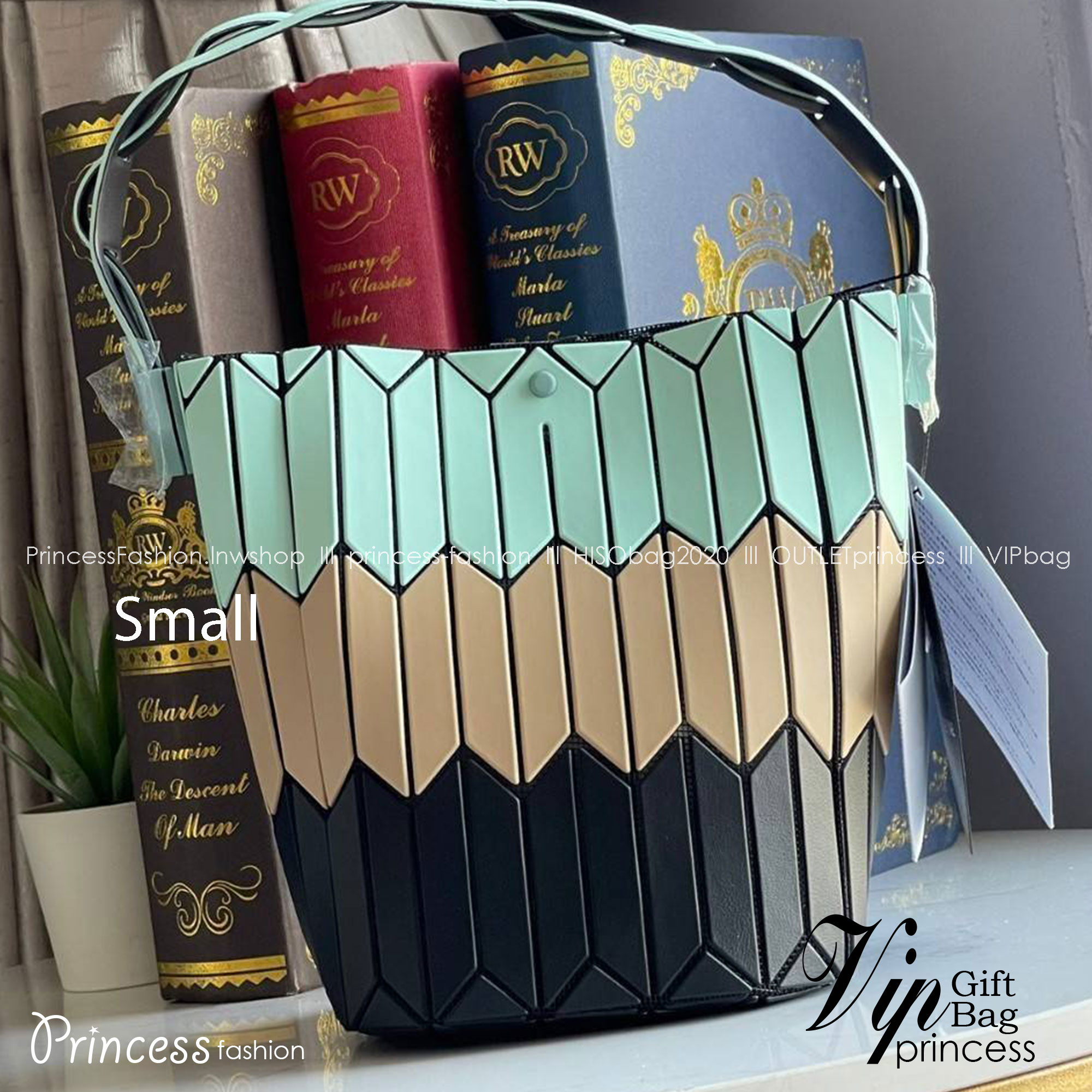 small : BAO BAO ISSEY MIYAKE SMALL BUCKET เป็นกระเป๋าบัคเก็ตขนาดเล็กสามารถใช้ใส่กระเป๋าสตางค์และโทรศัพท์มือถือได้ ซีรีย์ใหม่นี้มีจุดเด่นที่แผ่นรูปทรงสี่เหลี่ยมด้านขนานในแนวตั้ง เกิดเป็นรูปทรงสามมิติ