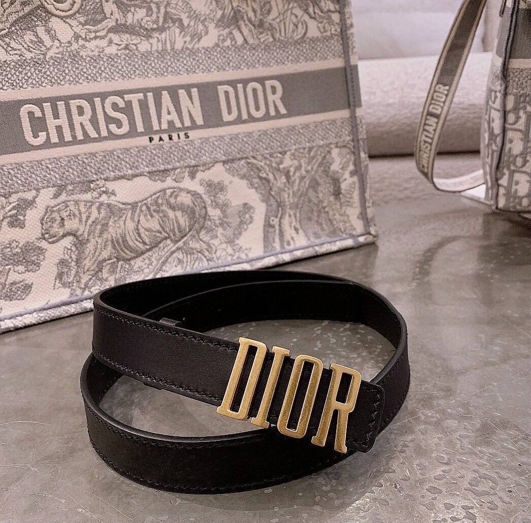 "Dior" Belts 3D Logo VIP Gift With Purchase GWP พรีเมี่ยมกิ๊ฟ Limited จาก Christian Dior Perfume Dutyfree Counter ดีไซน์สุดคลาสสิคหัวเข็มขัด Vintage วัสดุ 3D Gold Metal สายหนังแท้สีดำปรับระดับได้ Black & Gold เข้าได้กับทุกลุ๊คทุกสไตล์การเเต่งตัว