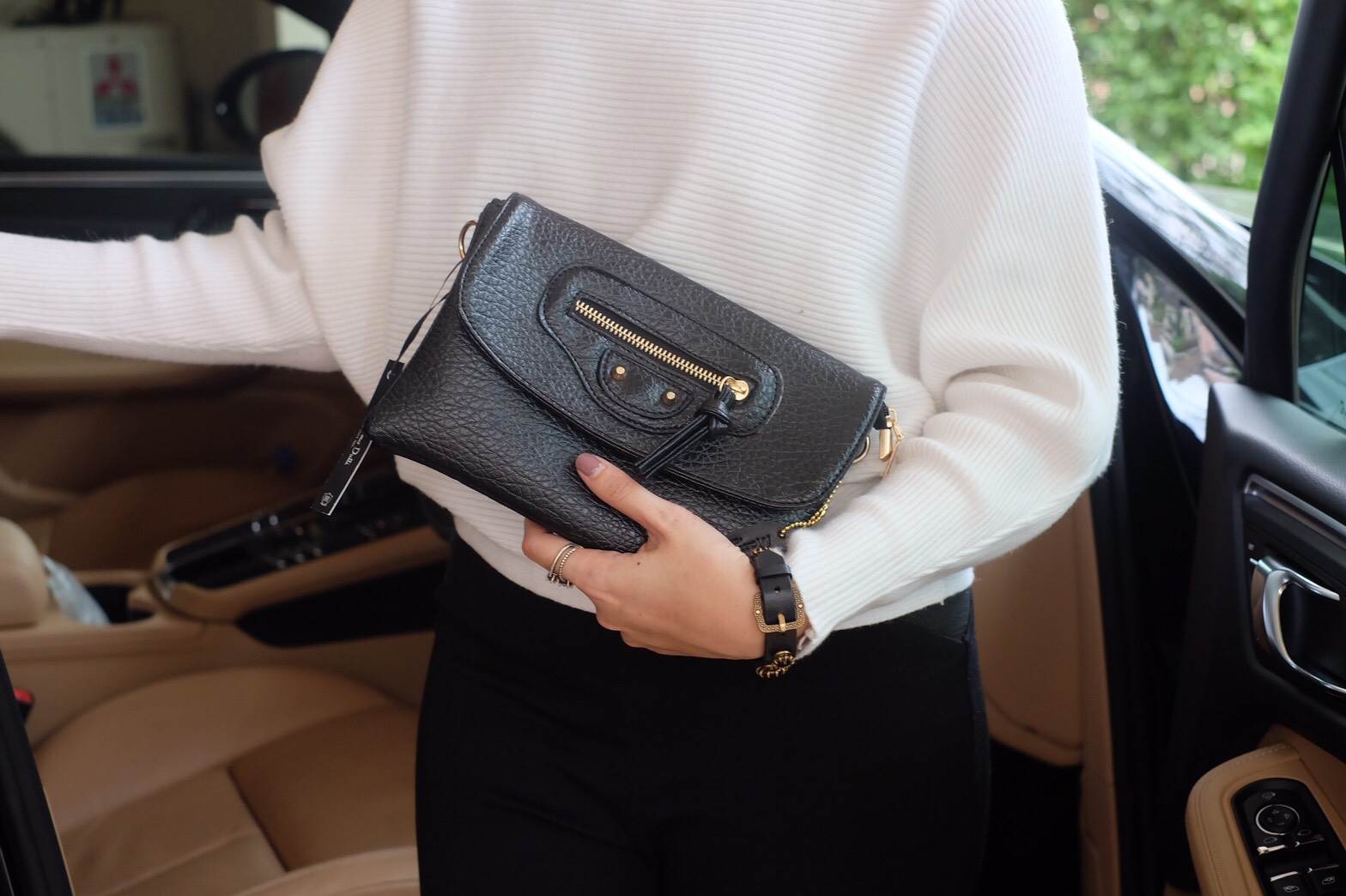 เอาใจสาวๆ ที่ต้องการหากระเป๋าสะพายทรงนี้ สีดำ อะไหล่ทอง เรียบหรูมากคะ จากแบรนด์ Massimo Dutti ตัวกระเป๋าสะพาย ปรับเก็บสายถือเป็น clutch bag ได้คะ มีสายคล้องข้อมือ ขนาดกะทัดรัด พร้อมช่องแยกเก็บของถึง 3 ช่องใหญ่ ใส่ กระเป๋ายาว มือถือ iphone 6 plus ได้คะ น้ำ