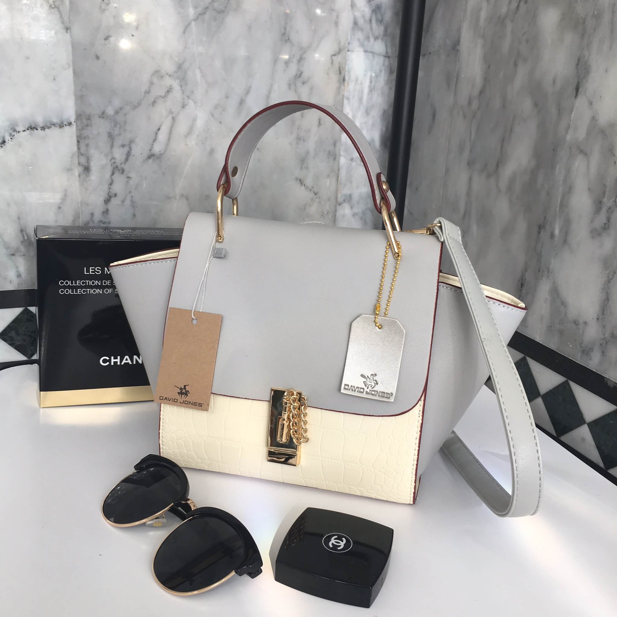 ทรงขายดี มาใหม่สวยหรูมากคะ 💜 กระเป๋าถือ / สะพายจาก แบรนด์ David jones หนังอย่างดี ขนาด กำลังดี มีช่องใส่ของจุกจิกด้านใน สีสวยคะ เข้ากับชุดได้ง่ายมากๆ ใบนี้แนะนำเลย #สวยมาก