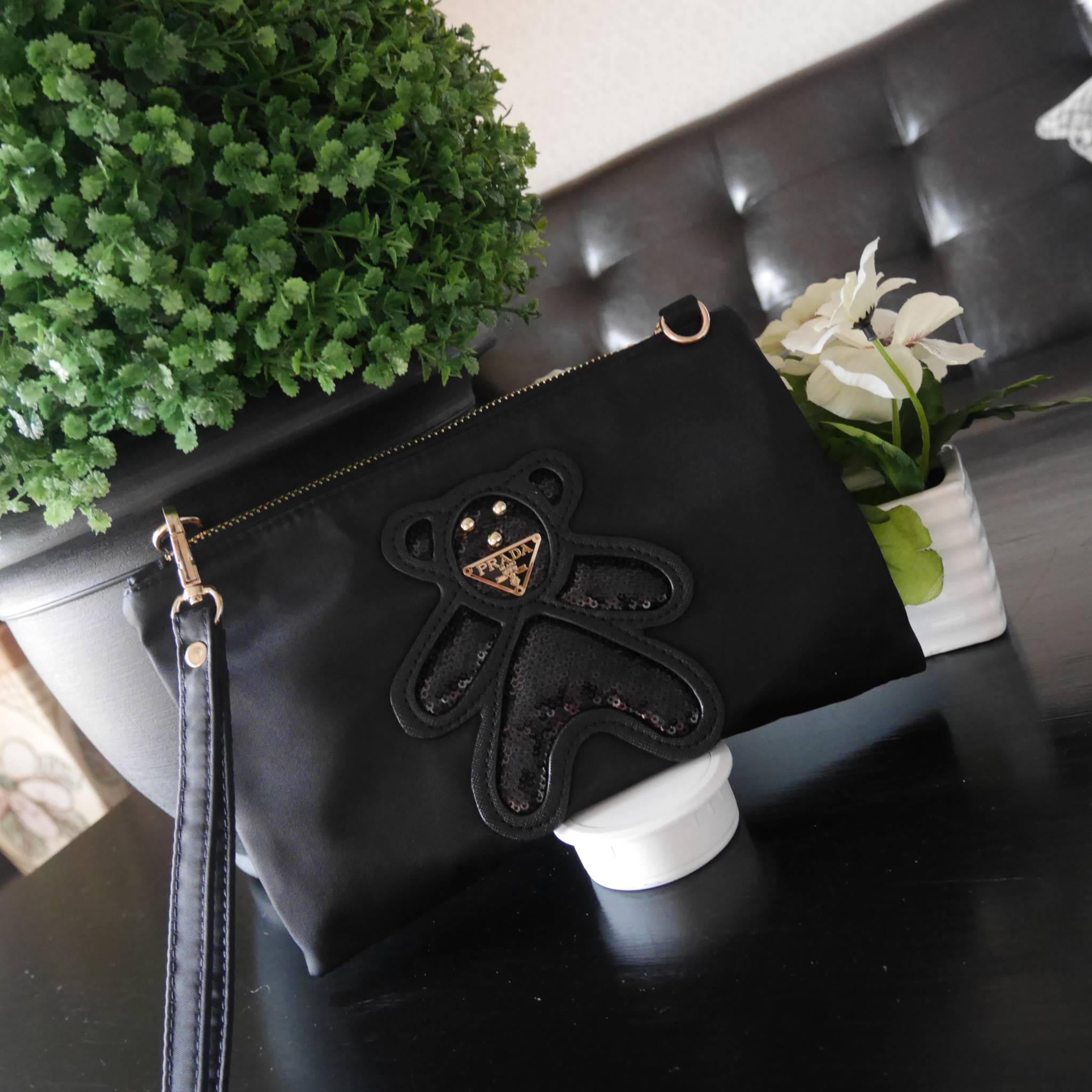 รุ่นยอดนิยม! **กลับมาแล้วคะ กระเป๋าอเนกประสงค์ทรง clucth & crossbody จาก งานพรีเมี่ยมกิ้ฟ จากเคาเตอร์ต่างประเทศคะ แบรนด์ PRADA มาค่า เป็น กระเป๋าผ้าไนล่อน ตามแบบฉบับของแบรนด์เลย ใบนี้มีสายยาวให้คะ **เลิศมาก สะพายเป็น shoulder bag ได้เลย ขนาดกำลังดีคะ ใส่ม