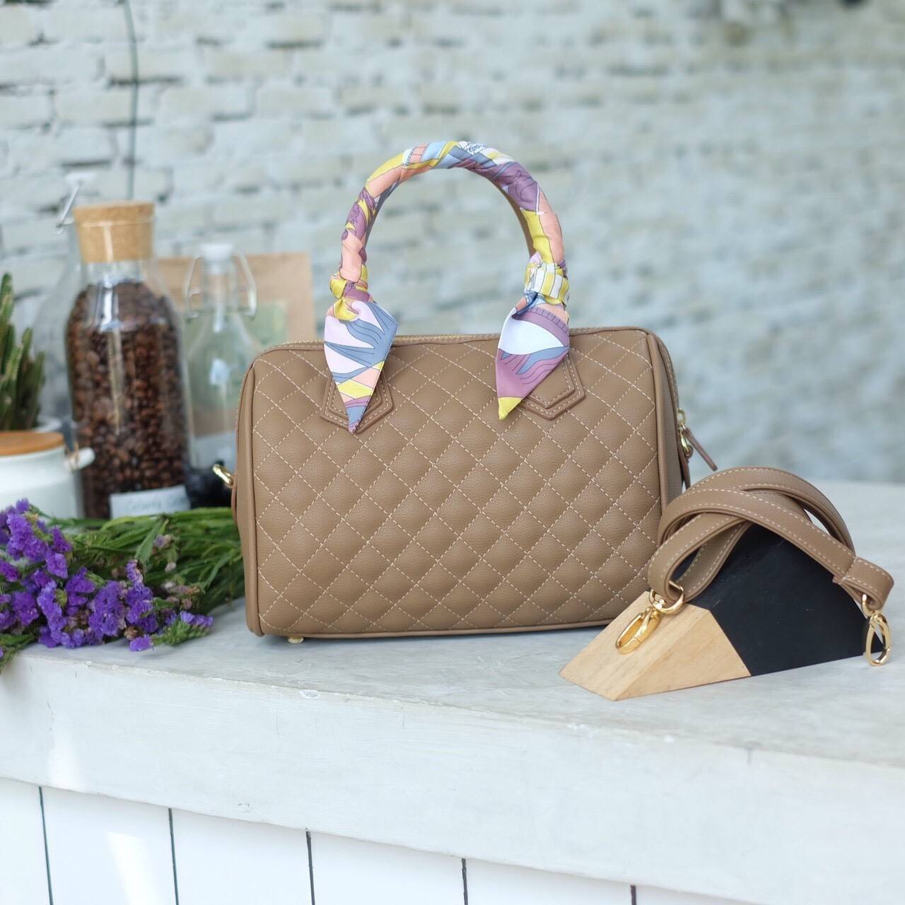 สินค้าขายดี ขนาด มินิ สวยมากคะ >> รุ่น KEEP leather Pillow bag สวย น่ารัก ขนาดตอบทุกโจทย์การใช้งาน เห็นแล้ว **หลงรักเลยคะ ตัวกระเป๋าขนาดกำลังดี ปักลายตารางสวย จุของคุ้ม หนังชนิดพิเศษ สวยมาก ดูแลรักษาง่าย มาพร้อมสายสะพาภายในมีช่องซิป และช่องใส่ของจุก