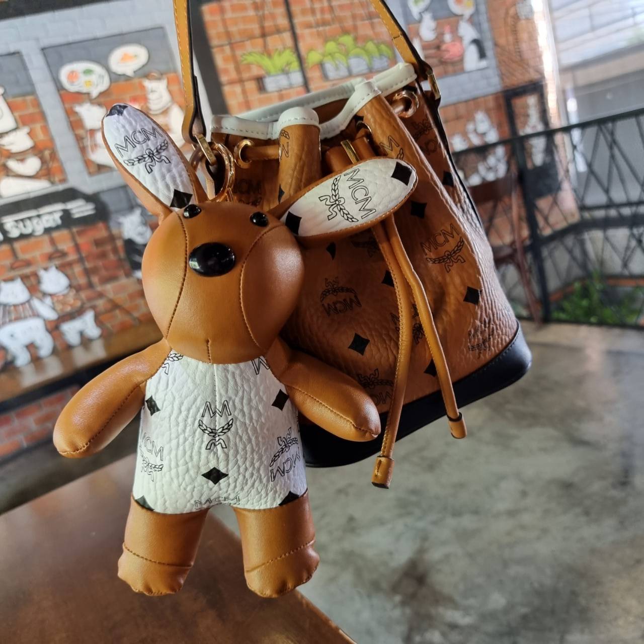 M.C.M ZOO RABBIT DRAWSTRING BAG IN VISETOS LEATHER MIX คอลเลคชั่นซูมาใหม่ ฮิตหนักมากที่เกาหลีและญี่ปุ่น ไอเท็มสุดคิ้วท์ น้องกระะต่ายโดดเด่น กระเป๋าสะพายทรง bucket ไซส์เล็กขนาดน่ารักน่าใช้ แฟชั่นสไตล์มากใบนี้ ดีไซน์น้องกระต่ายแอบในกระเป๋า และสามารถนำออกมาห