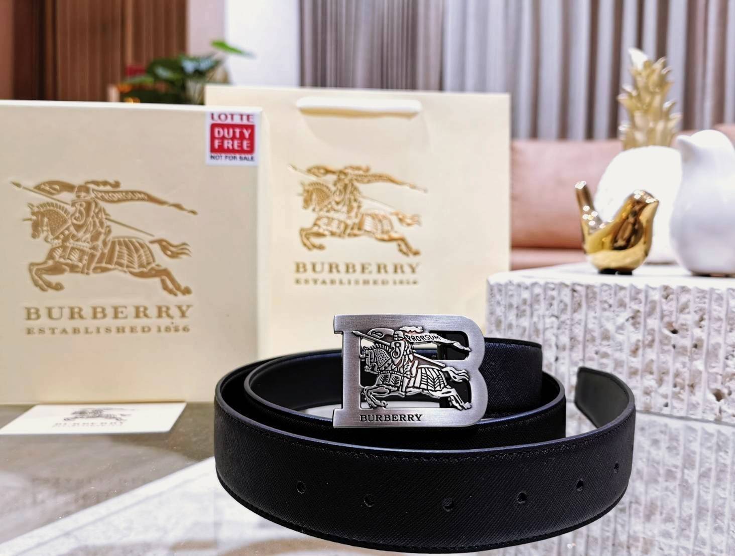 Burberry Leather Belt VIP Gift With Purchase (GWP) เข็มขัดหนังแท้ดีไซน์สวยหรูคลาสสิคพรีเมี่ยมกิ๊ฟ Limited Edition จาก Burberry DutyFree Counter โดดเด่นที่หัวเข็มขัดโลโก้แบรนด์พร้อมสายเข็มขัดหนังแท้ Saffiano สีดำสุดคลาสสิคเอ้าได้กับทุกชุดไม่มีเอ้าท์ ใน Ori