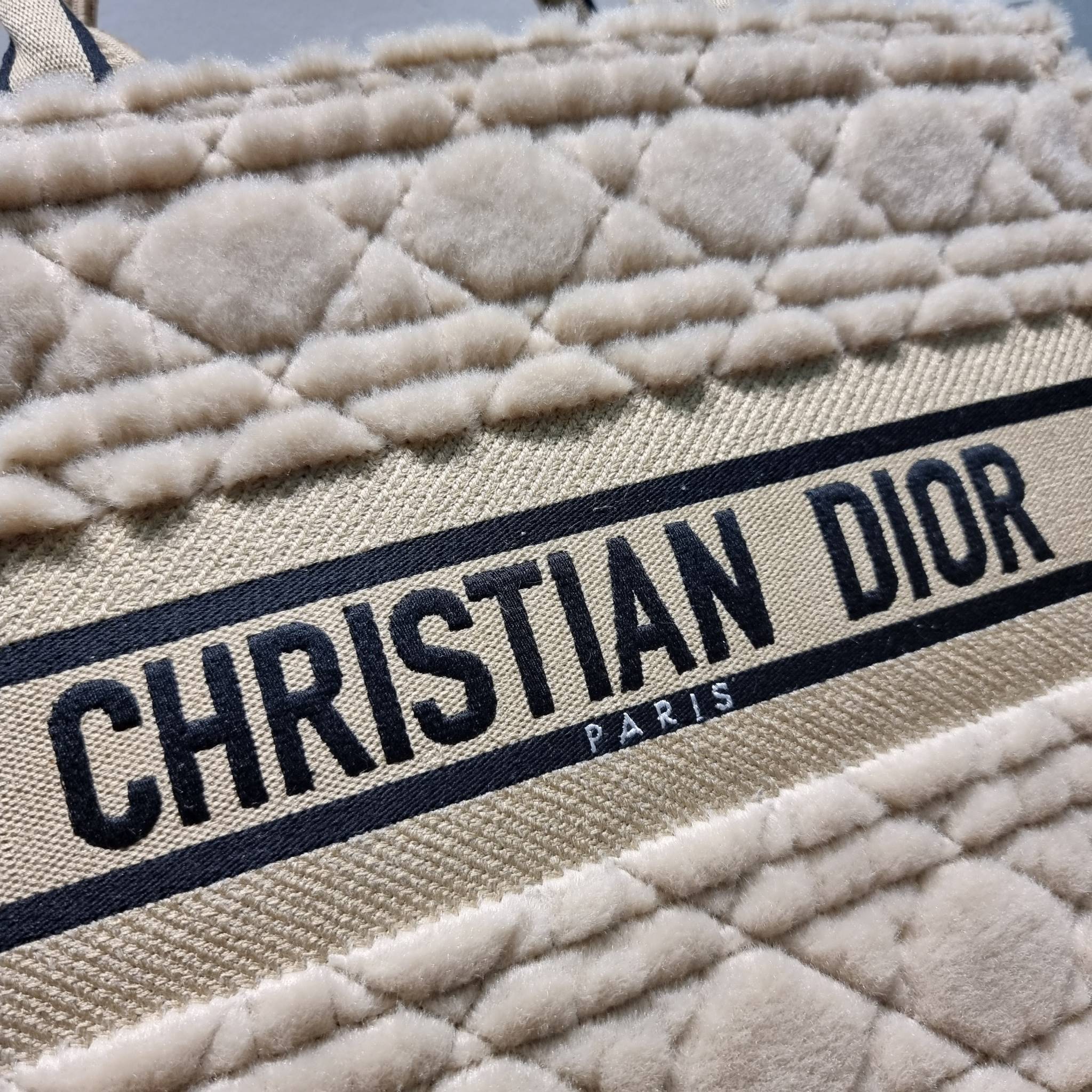 MEDIUM DIOR BOOK TOTE / CD book tote กระเป๋าทรงโท้ทใบใหญ่ ดีไซน์ใหม่ล่าสุด ที่มีทั้งความละมุนและหรูหราในตัว ด้วยการ shearling ขนแกะรอบใบฟูนุ่ม ตัดสลับฟอนท์เอกลักษณ์สวยงาม หูจับในตัวทนทาน ใช้งานง่าย ด้านในกระเป๋ากว้างมาก จุของได้เยอะ ไม่ใช่แค่สวยแถมยังใช้ป