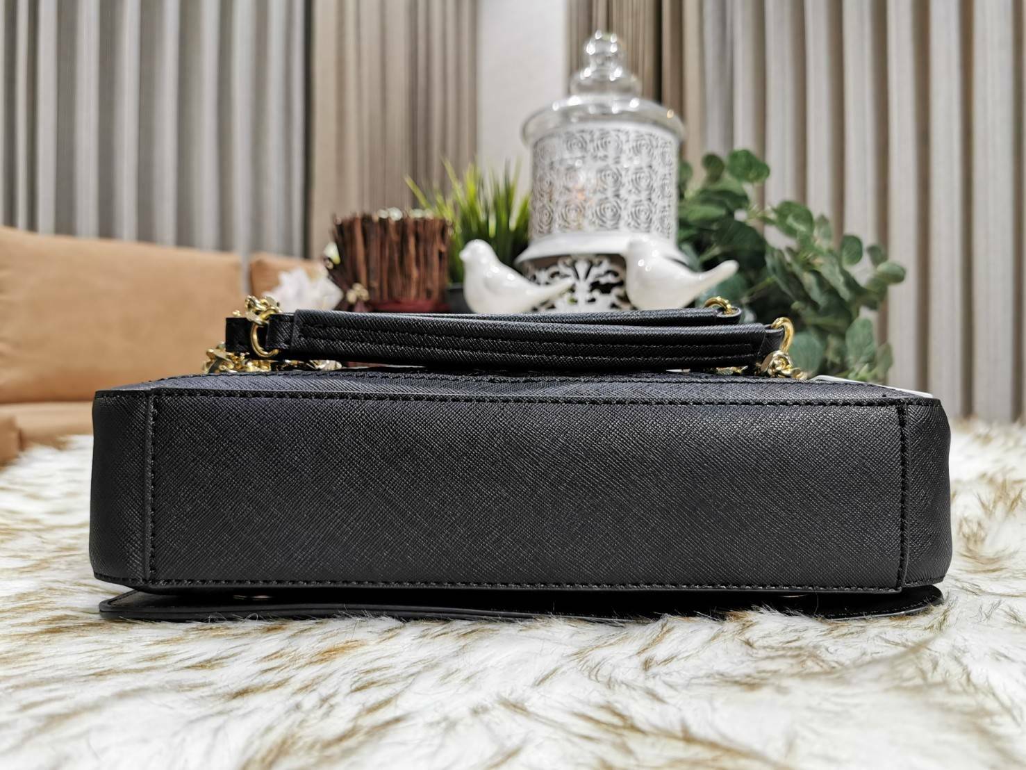 GUESS CROSSBODY BAG กระเป๋าสะพายรุ่นใหม่ล่าสุดทรงเหลี่ยมหนังสวยเดินเส้นลายตารางอยู่ทรงด้านหน้าประดับโลโก้ GUESS อะไหล่ทอง เปิดปิดด้วยฝาปิดกระดุมแม่เหล็ก ภายในมีฌลโก้และช่องซิป กว้างและจุใส่กระเป๋าสตางค์ใบยาว ของจุกจิกได้เยอะ สายสะพายโซ่ตมีที่รองบ่าจะเลื่อ