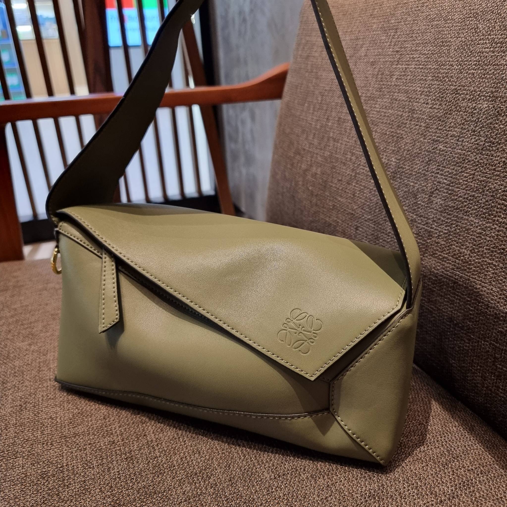 LOEWE PUZZLE HOBO BAG ใหม่ล่าสุด กับแบรนด์ที่มีดีไซน์โดดเด่นเป็นเอกลักษณ์ สวยหรูทุกรุ่นจริงๆ!! กระเป๋าสะพายโฮโบ ทรงสวย สไตล์พัซเซิลคลาสสิค วัสดุหนังวัวฟอกสี นิ่มมือ ฟินมาก!! เปิดใช้งานด้วยซิป ที่ภายในโล่งกว้าง ใส่ของสำคัญได้ครบไม่มีพลาด แบบสบายๆ มาพร้อมสา