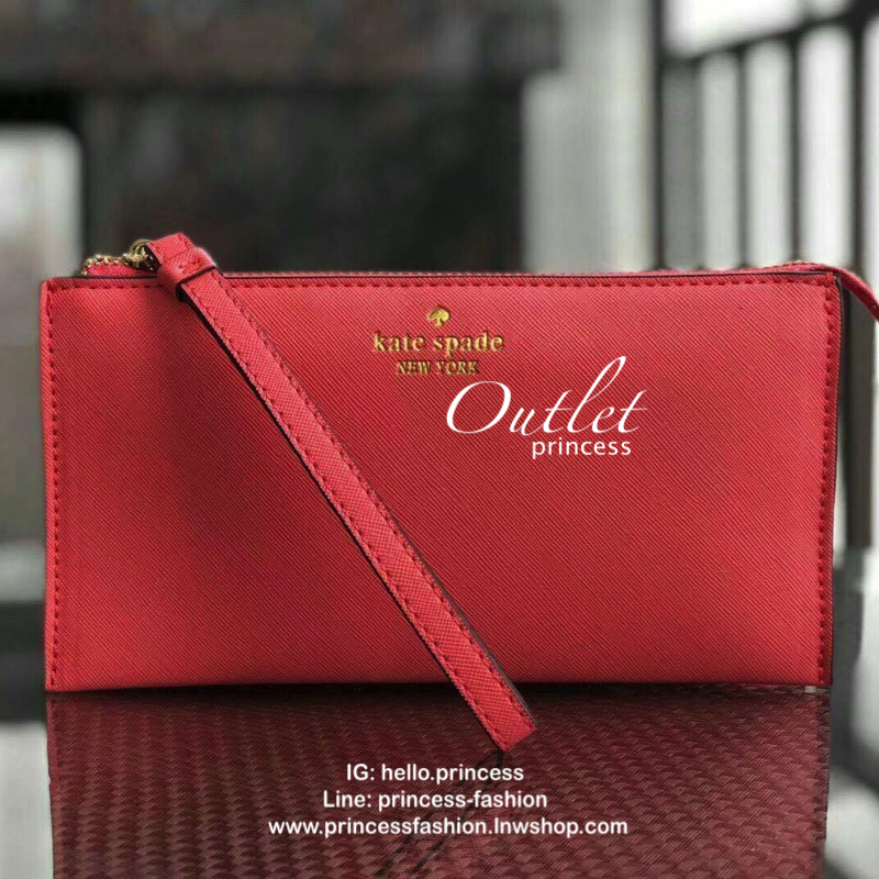 KATE SPADE Wallet Clutch Bag กระเป๋าทรงคลัชสุดคุ้มหนัง Saffiano ด้านหน้ามีโลโก้แบรนด์ มาพร้อมสายคล้องมือ เปิดปิดด้วยซิปสะดวกใช้ สามารถใส่แทนกระเป๋าสตางค์ใบยาว ภายในแบ่งออกเป็น3ช่องหลัก มีช่องใส่บัตร เครื่องสำอาง เครื่องเขียน เหรียญ ไส่ไอโฟนพลัส ได้ค่ะ มีก