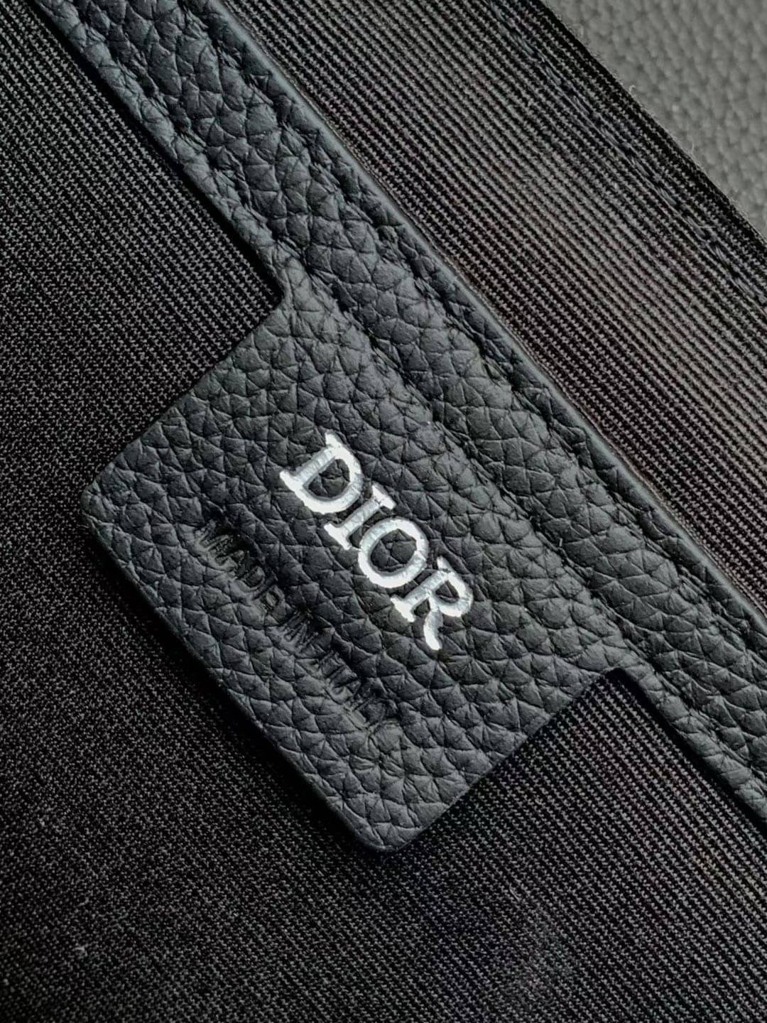 DIOR Small Saddle Messenger Bag with Flap / Khaki / Black / Oblique Jacquard with Grained Leather กระเป๋าสะพายทรงแมสเซ็นเจอร์ รุ่นยอดนิยมของท่านชาย เกรดท็อปออริ สลับแท้ 1:1