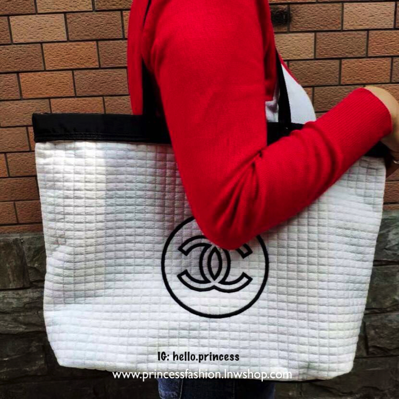 Chanel Large Tote Bag ViP Gift With Purchase (GWP) New in! กระเป๋าสะพายทรง shopping bag ใบใหญ่ VIP. gift ของแท้! จาก Chanel Cosmetic Counter วัสดุ Cotton & Nylon & Polyester เนื้อนิ่มลายตาราง ด้านหน้าปักโลโก้แบรนด์ เปิดปิดด้วยแถบแม่เหล็ก ซ่อนที่ปากกระเป๋า