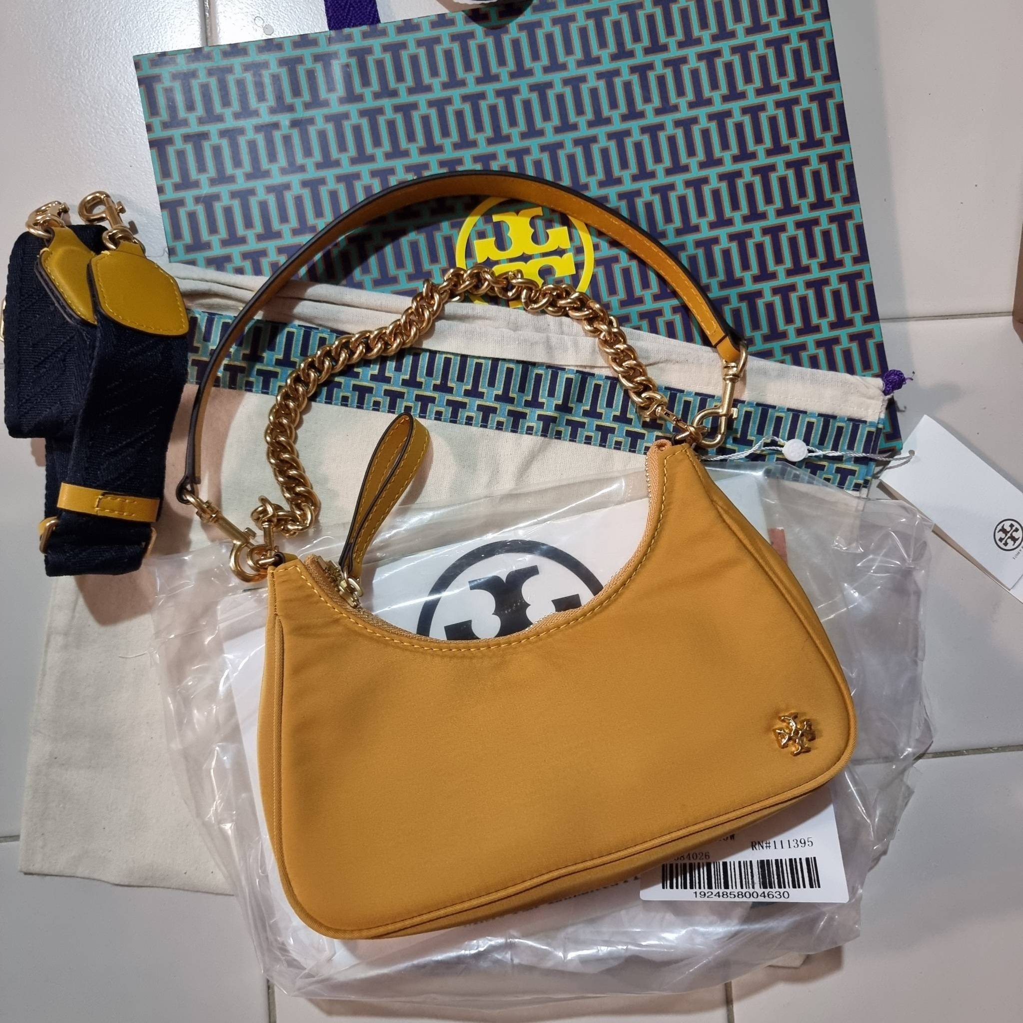 TORY BURCH MERCER NYLON SMALL SHOULDER BAG ใหม่ก่อนใคร!! กับคอลหวานๆ สดใสๆ กระเป๋าสะพายทรงโฮโบ ขนาดกะทัดรัด ฟังก์ชั่นการใช้งานจัดแบบเต็มที่ ด้วยสายสะพายถึง 3 เส้น สายโซ่คล้องแขน สายหนังแบบสั้นคล้องไหล่ และสายสปอร์ตเส้นใหญ่ ดูดี!! คุ่มแค่ไหนคิดดู!! วัสดุผ้