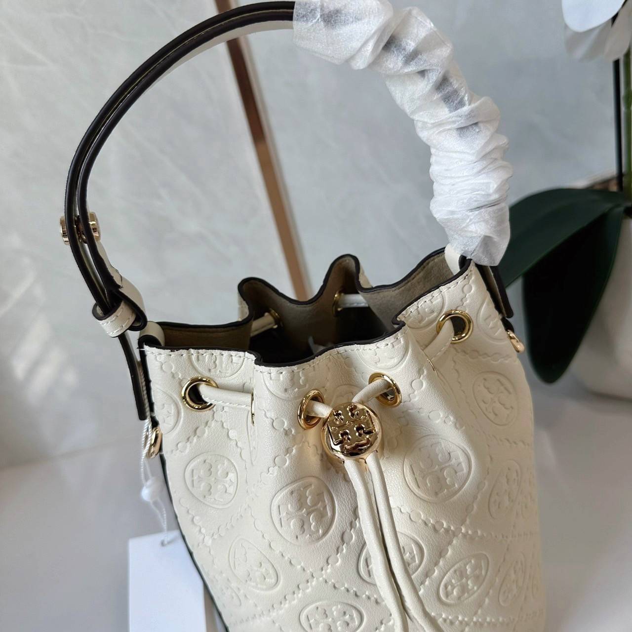 TORY BURCH mini T Monogram leather bucket bag กระเป๋าบัคเกต ไซต์ mini คอลเลกชันหนัง T Monogram ลายซิกเนเจอร์หนังปั้มลายนูน