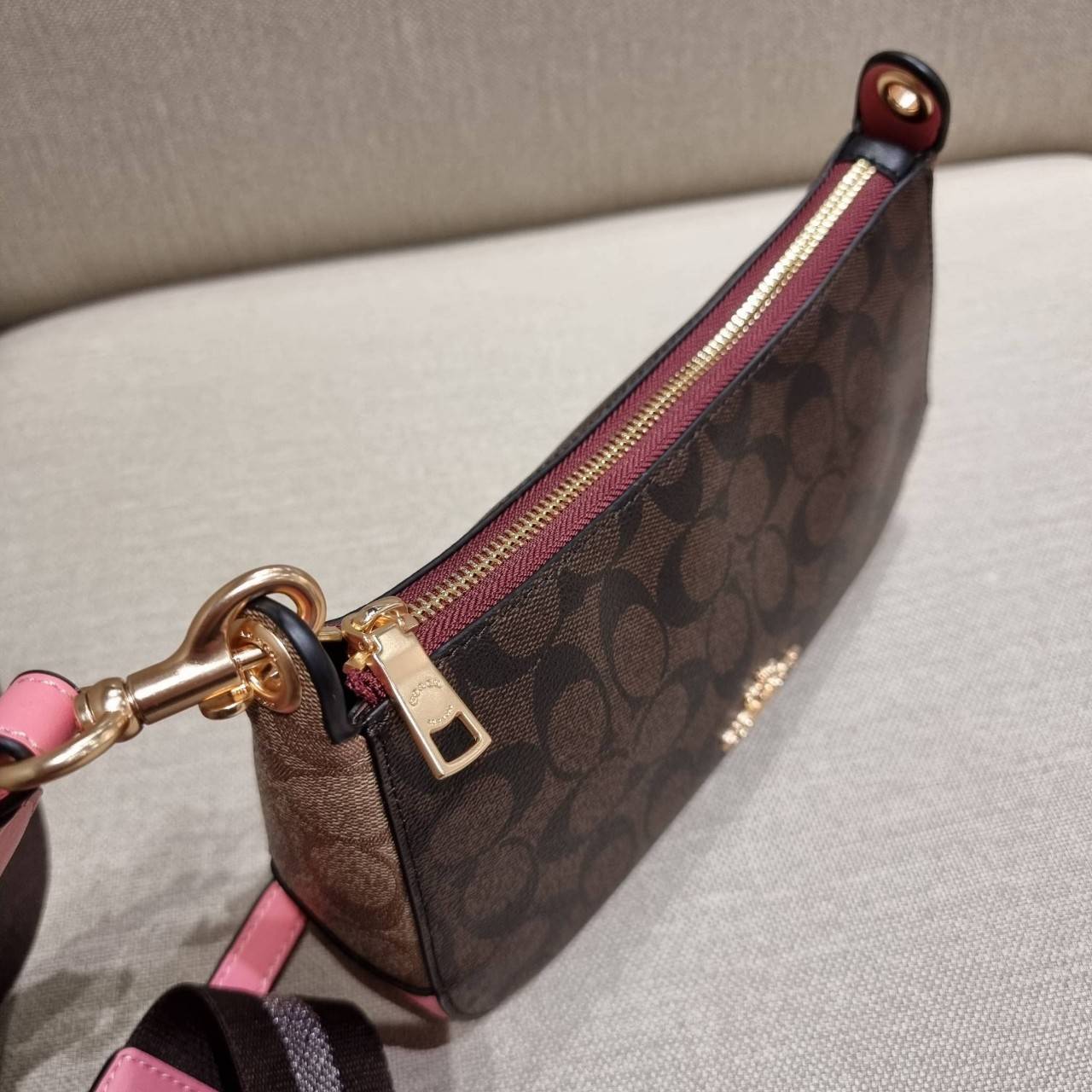 COACH C7264 C6823 C6817 JES BAGUETTE IN SIGNATURE CANVAS คอลเลคชั่นใหม่ล่าสุด พร้อมเสิร์ฟความสวยถึงบ้านเช่นเคย!! กระเป๋าสะพายทรงบาแกตต์ ดีไซน์ย้อนยุค ที่แอบแฝงความเรียบหรูดูแพงอยู่ในตัว โดดเด่นด้วยสายสะพายเส้นใหญ่ โทนสีคอนทราส ทำให้ไอเท็มนี้ดูมีลูกเล่นมาก