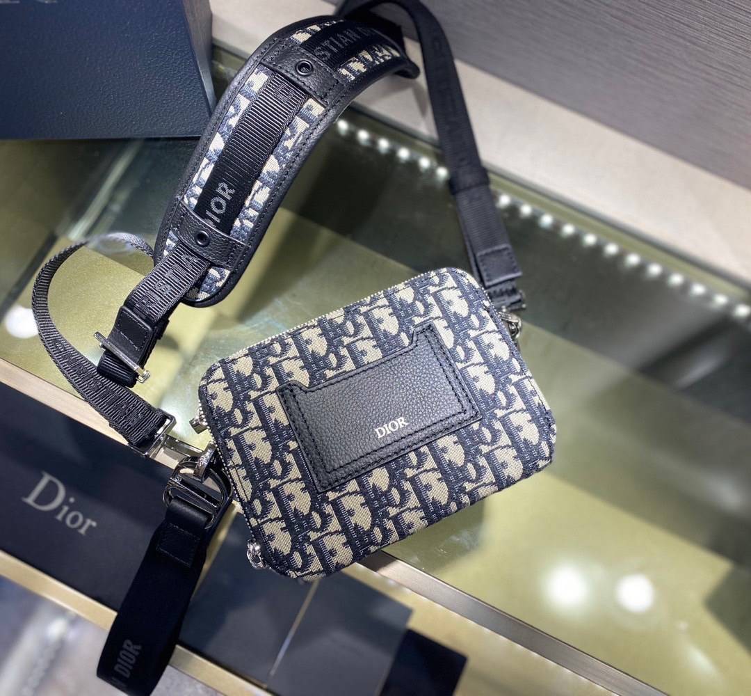หนังแท้ Christian Dior Plain Leather Logo Messenger & Shoulder Bags / Dior crossbody Beige and Black Dior Oblique Jacquard พร้อมส่งที่ไทย งานหนังแท้และผ้าแจ็คการ์ดเกรดออริจินอล ภาพสินค้าถ่ายจากงานขายจริง ใช้งานต่างประเทศได้