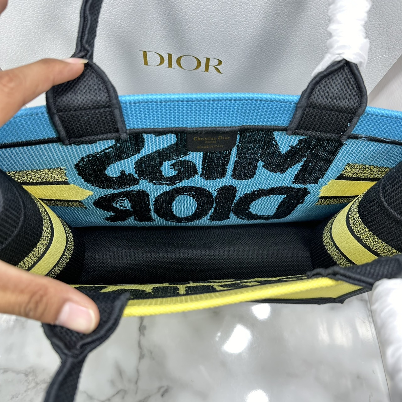 ORI หนังแท้ | ORI หนังแท้ | Dior BookTote Yellow-Blue Miss Dior Embroidery Tote Bag กระเป๋าทรงโท้ทคอลใหม่ โทนสีสดใสคลาสสิก สวยงามและหรูหรา