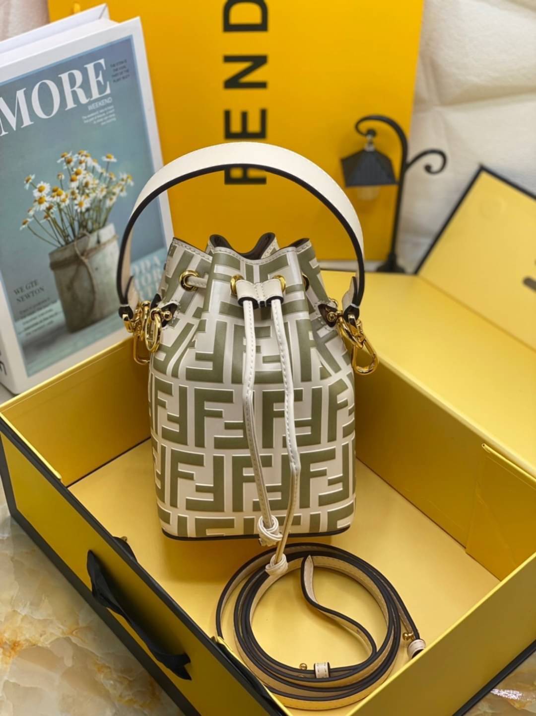 Ori Fendi MonTresor mini Bucket Bag 12cm กระเป๋าถือหรือสะพายข้าง วัสดุหนังแท้ทรงขนมจีบ ลายแบรนด์ อะไหล่ทองหรูหรา จุของได้เยอะ ตั้งอยู่ทรง ด้านในโล่ง มี2สาย สายสั้น+ยาว ถอดสายได้ Crossbody ได้ สายยาวปรับระดับได้ คุ้มสุดๆ ใบนี้ไม่ควรพลาดค่ะ ดาราเซเลปใช้กันเ