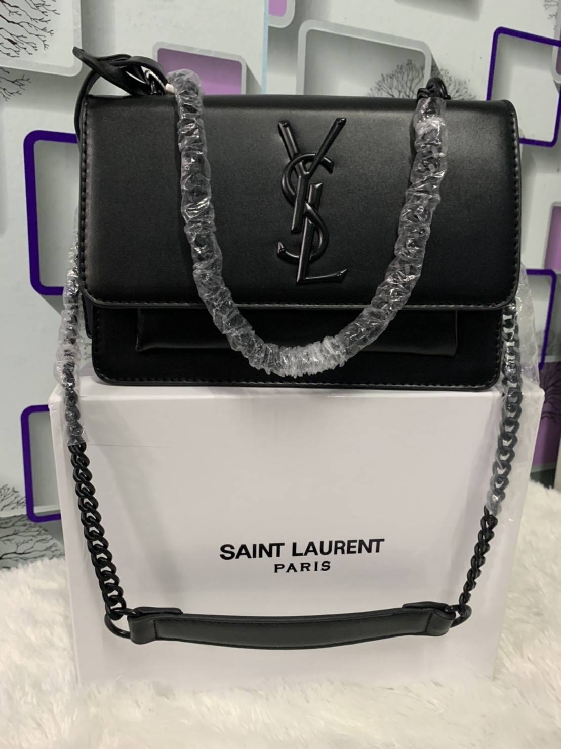 VIP 】YSL_SUNSET MEDIUM IN CROCODILE EMBOSSED SHINY LEATHER Bag VIP GIFT WITH PURCHASE (GWP) พรีเมี่ยมกิ้ฟ Limited Edition จาก YSL DUTY FREE COUNTER วัสดุหนังแกะสังเคราะห์ อะไหล่ดำทั้งใบ งานฮอตรุ่นฮิตที่กำลังมาแรง ตกแต่งป้ายห้อยเก๋ๆ ด้วยตัวอักษรแบรนด์ สายส